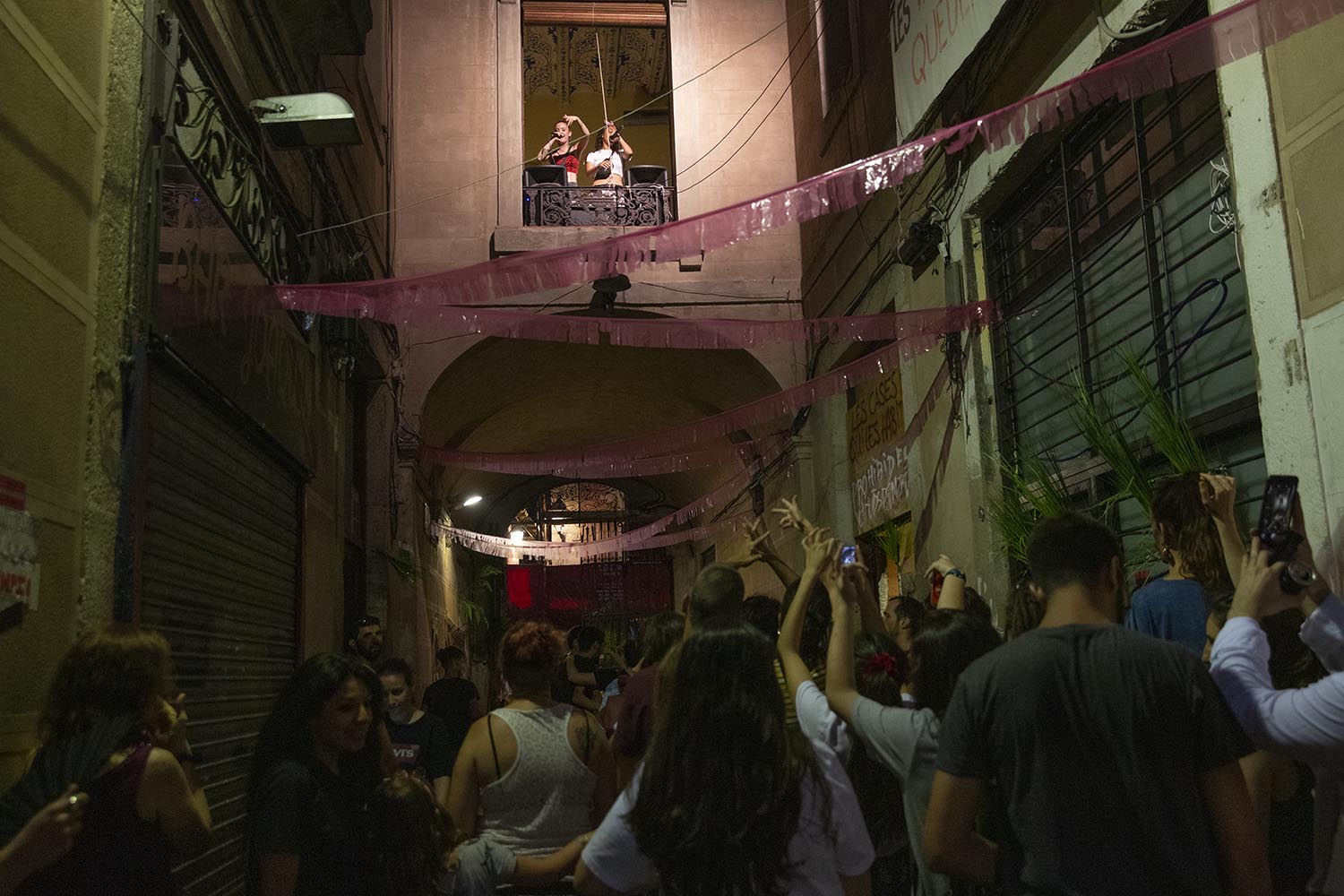 BARCELONA 05/07/2019 ACTUACIONES DE LAS CANTANTES SANTA SALUT Y LA TIGUERITA DENTRO DEL CICLO DE CONCIERTOS RAVALVSBLACKSTONE QUE SE CELEBRA PARA FRENAR EL DESALOJO DE LOS VECINOS DEL BLOQUE DE LA CALLE HOSPITAL 99 FOTO ELISENDA PONS