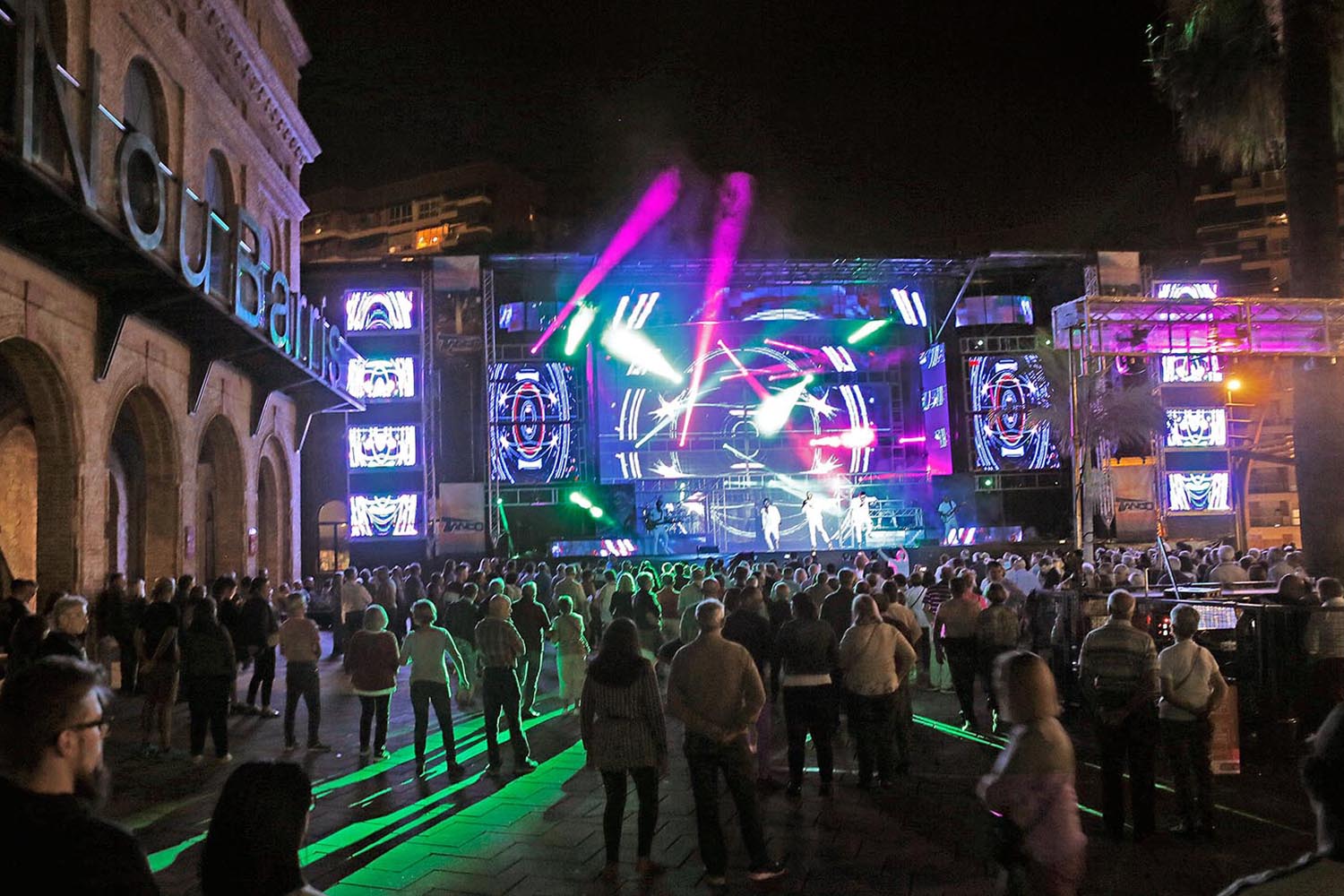 BARCELONA 04/10/2019 Actuación de la Orquesta Tango en las fiestas de San Froilán en la Plaça Major de Nou Barris FOTO : ALVARO MONGE
