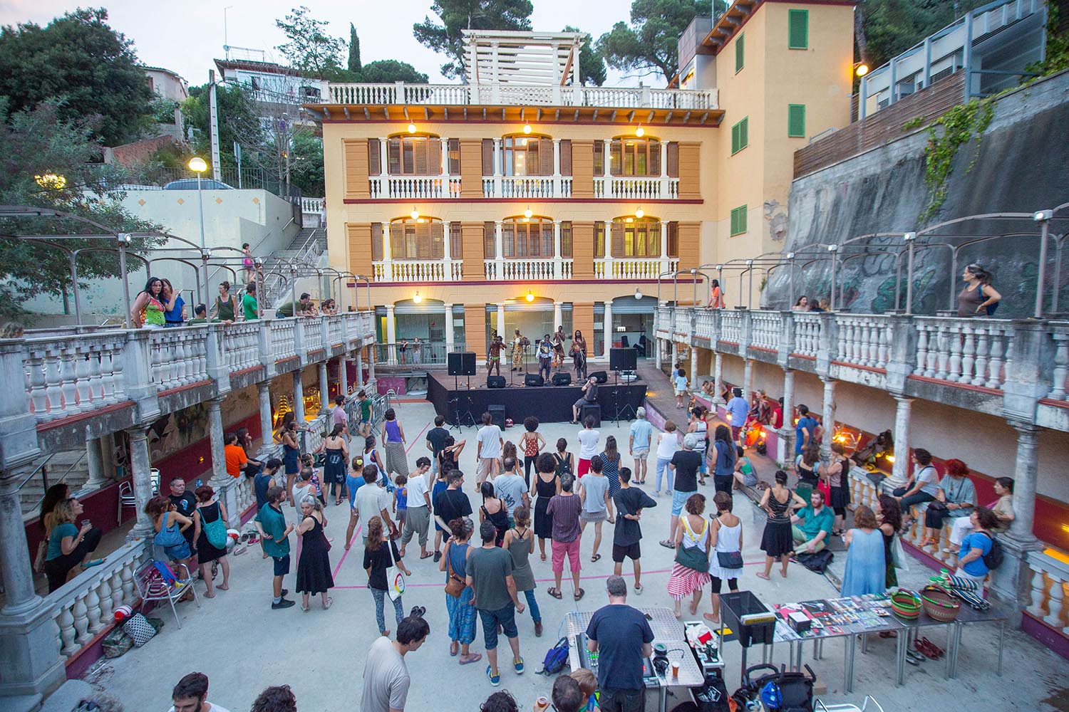 Actuacion del musico de Ghana King Ayisoba en el Casino La Floresta Sant Cugat del valles foto de nuria puentes