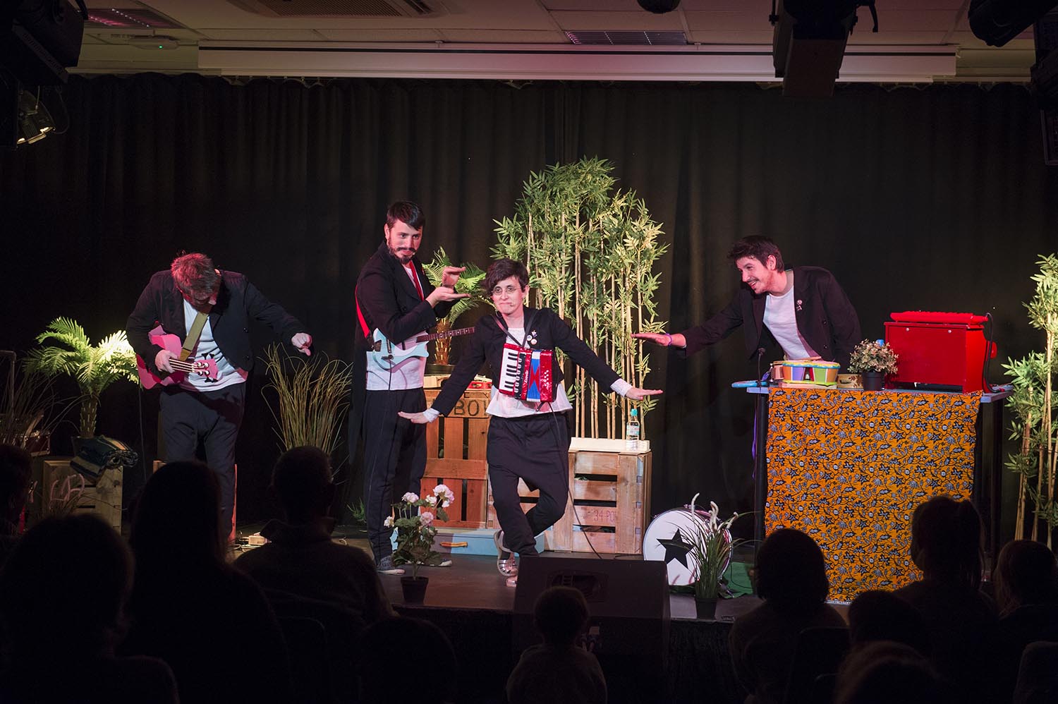 Barcelona 18.12.2017 Icult Concierto ' sempre de vacances' para público infantil del grupo '2 princeses barbudes' en el centre civic Matas i Ramis . Fotografía de Jordi Cotrina