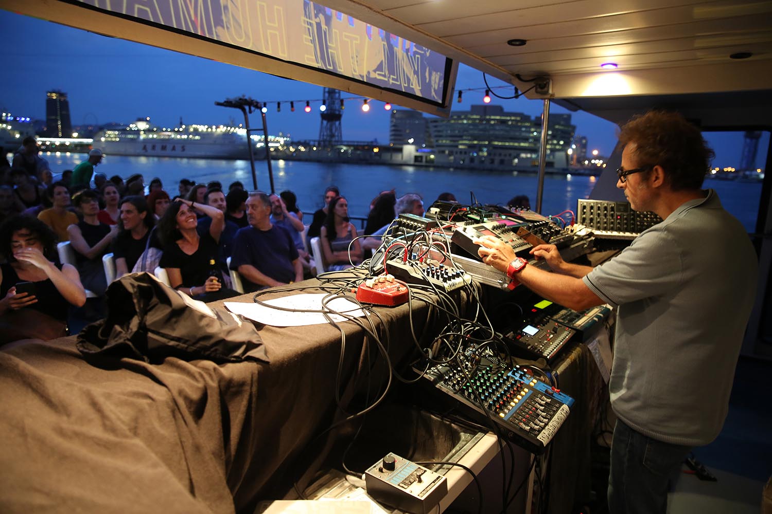 Barcelona 20/07/2018 Icult Otros escenarios Concierto de YAK 42 dentro un barco de Les Golondrines, sale del Moll de Drassanes s/n . FOTO DE RICARD CUGAT