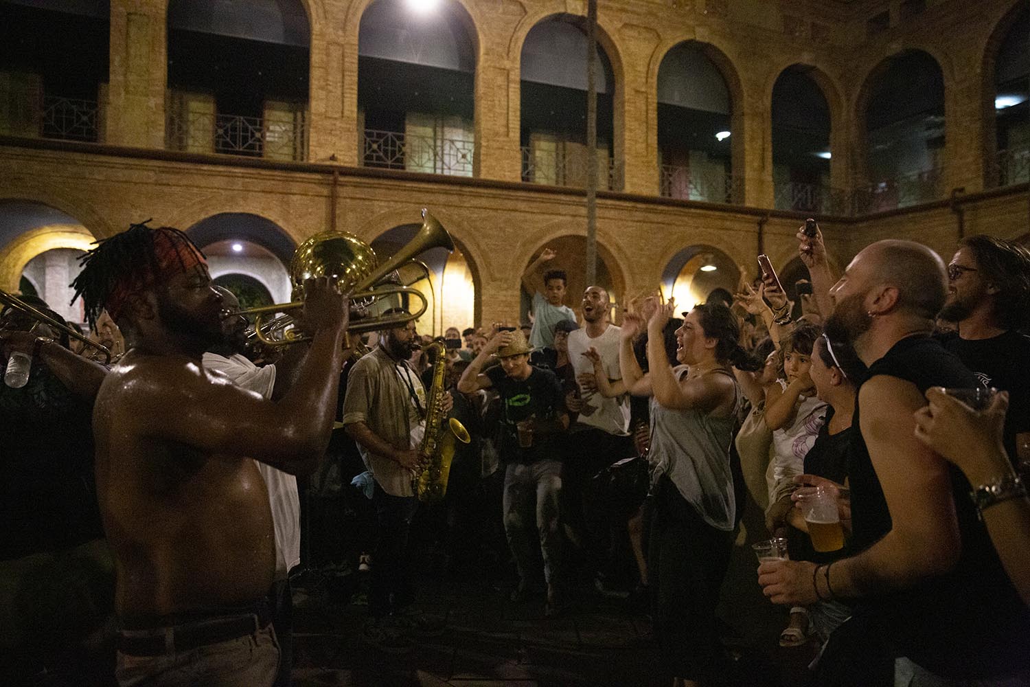 BARCELONA 07/07/2019 ICULT ACTUACION DEL GRUPO HOT 8 BRASS BAND DENTRO DELCICLO ESTIU AL PATI EN LA SEU DEL DISTRICTE DE NOU BARRIS FOTO ELISENDA PONS