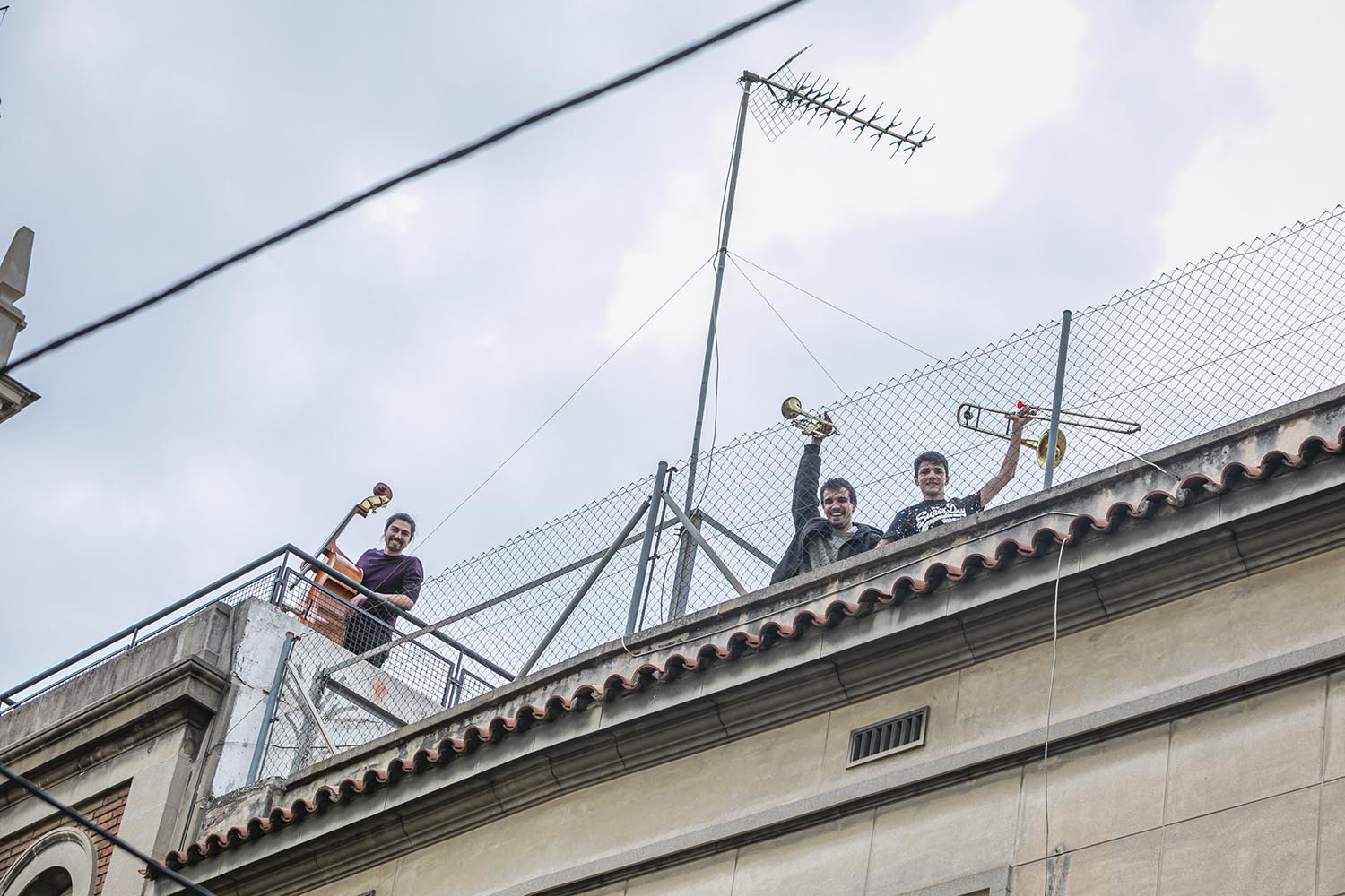 OTROS ESCENARIOS POSIBLES
28/03/2020

VECINOS EN HORTA TOCAN A LAS 13H CON UNA TROMPETA Y UN TROMBON DOS HERMANOS Y EL VECINO DE ARRIBA TOCA EL CONTRABAJO

FOTO MARTI FRADERA