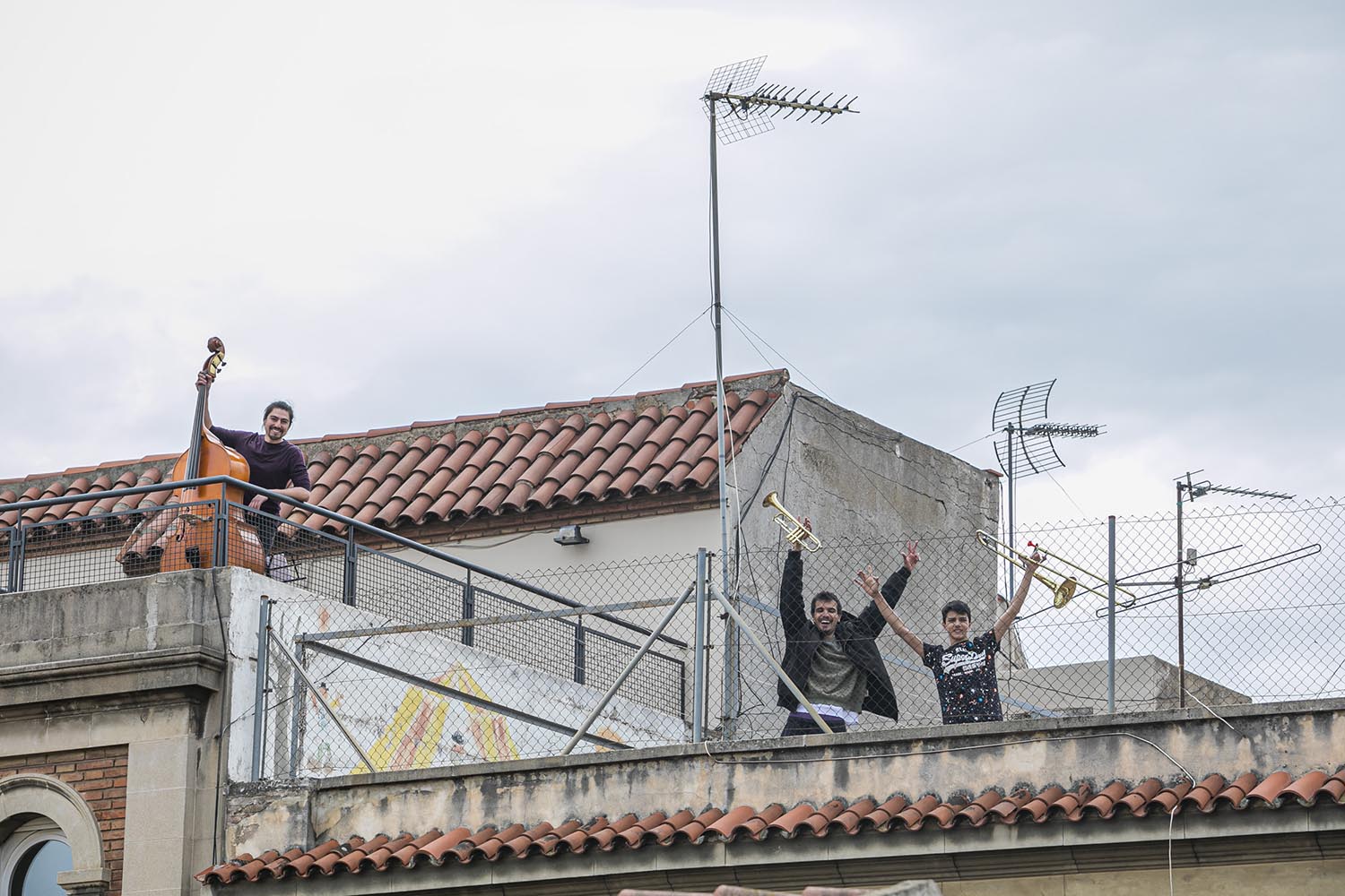 OTROS ESCENARIOS POSIBLES28/03/2020VECINOS EN HORTA TOCAN A LAS 13H CON UNA TROMPETA Y UN TROMBON DOS HERMANOS Y EL VECINO DE ARRIBA TOCA EL CONTRABAJOFOTO MARTI FRADERA