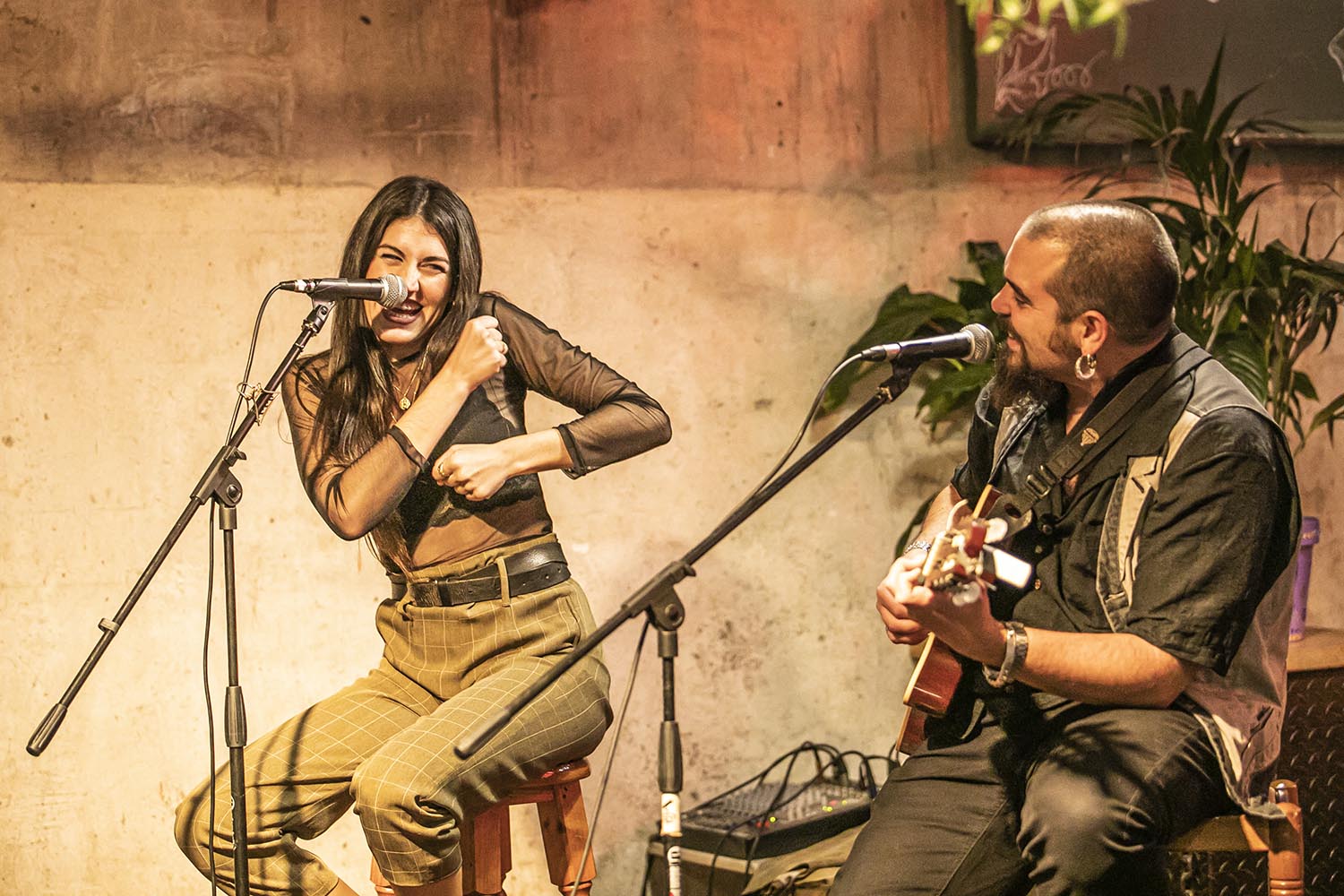 OTROS ESCENARIOS POSIBLESICULT29-11-2020DUO DE LA CARMELABAR SAGRADES TANNINESBARCELONADANI FELICES GUITARRAVOZ QUERALT LAHOZFOTO MARTI FRADERA