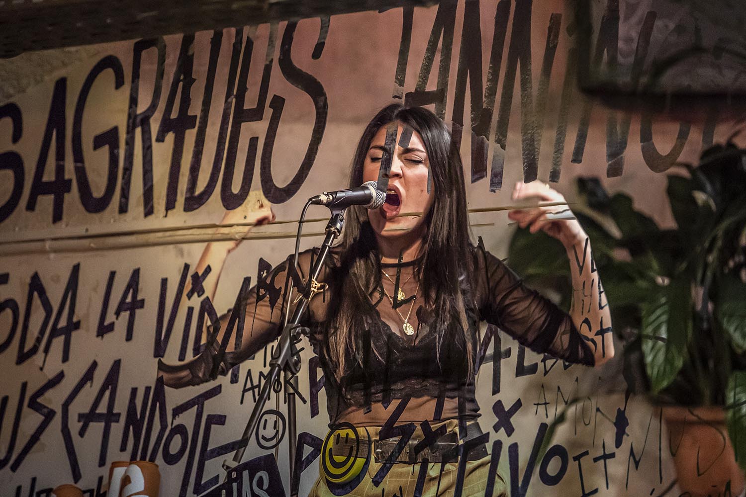 OTROS ESCENARIOS POSIBLESICULT29-11-2020DUO DE LA CARMELABAR SAGRADES TANNINESBARCELONADANI FELICES GUITARRAVOZ QUERALT LAHOZFOTO MARTI FRADERA