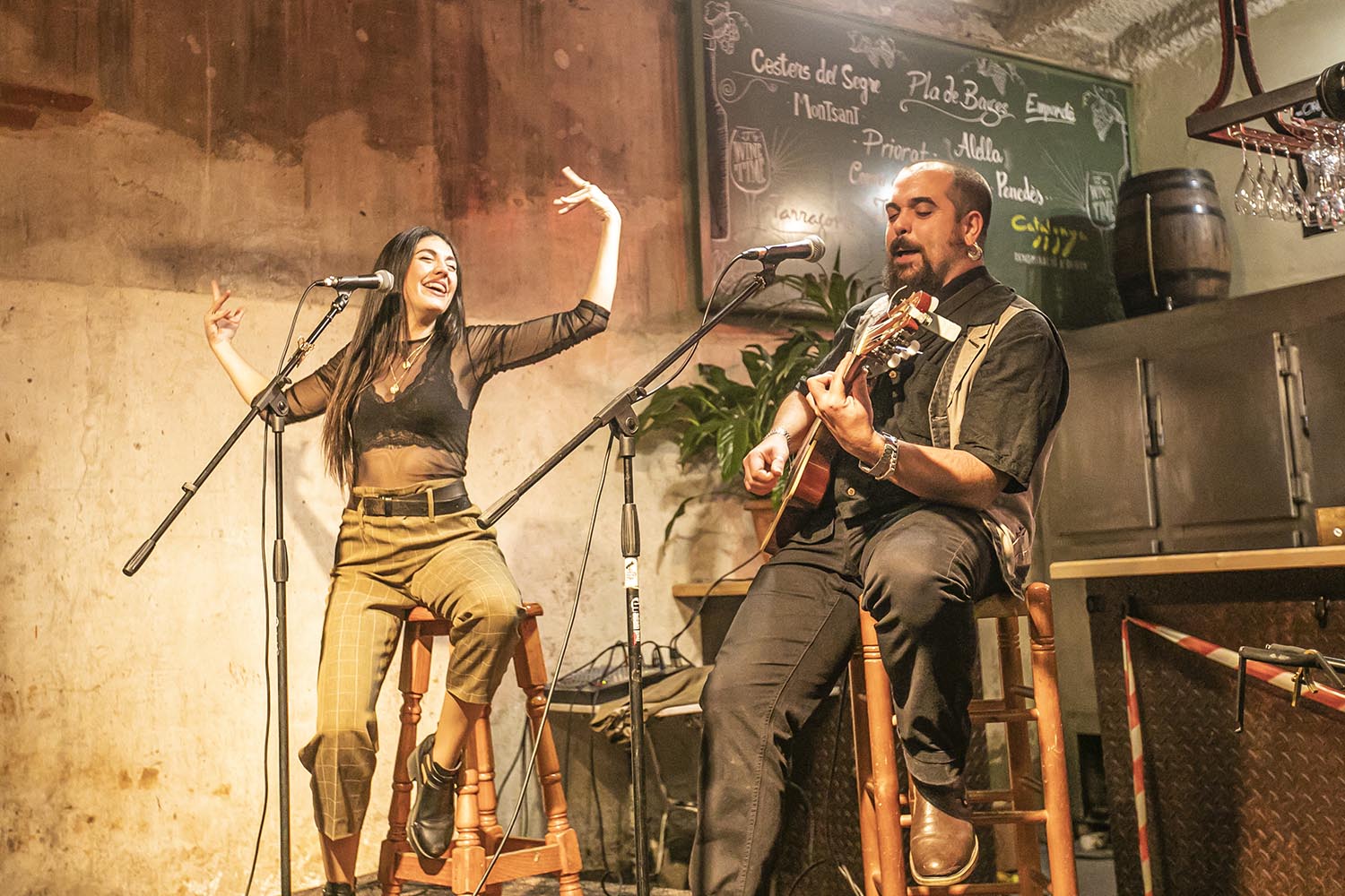 OTROS ESCENARIOS POSIBLESICULT29-11-2020DUO DE LA CARMELABAR SAGRADES TANNINESBARCELONADANI FELICES GUITARRAVOZ QUERALT LAHOZFOTO MARTI FRADERA