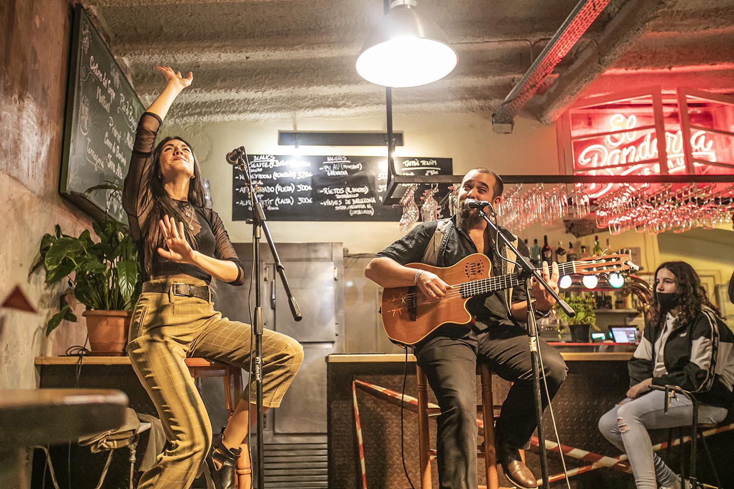 OTROS ESCENARIOS POSIBLESICULT29-11-2020DUO DE LA CARMELABAR SAGRADES TANNINESBARCELONADANI FELICES GUITARRAVOZ QUERALT LAHOZFOTO MARTI FRADERA