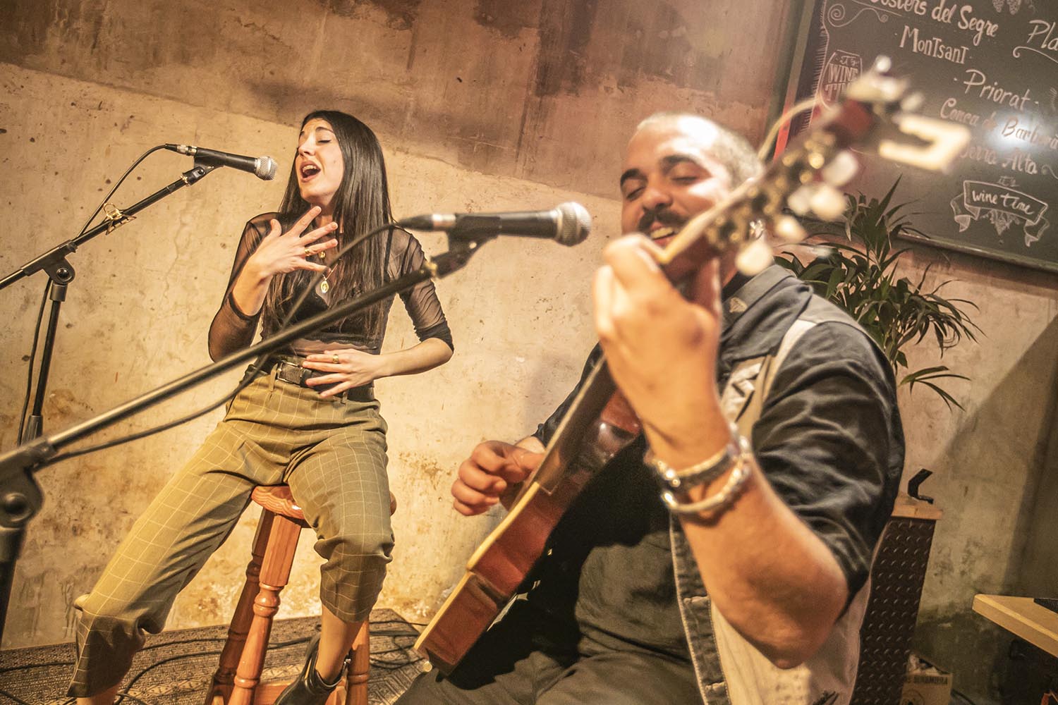 OTROS ESCENARIOS POSIBLESICULT29-11-2020DUO DE LA CARMELABAR SAGRADES TANNINESBARCELONADANI FELICES GUITARRAVOZ QUERALT LAHOZFOTO MARTI FRADERA