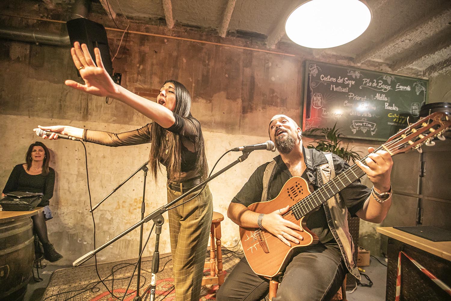 OTROS ESCENARIOS POSIBLESICULT29-11-2020DUO DE LA CARMELABAR SAGRADES TANNINESBARCELONADANI FELICES GUITARRAVOZ QUERALT LAHOZFOTO MARTI FRADERA