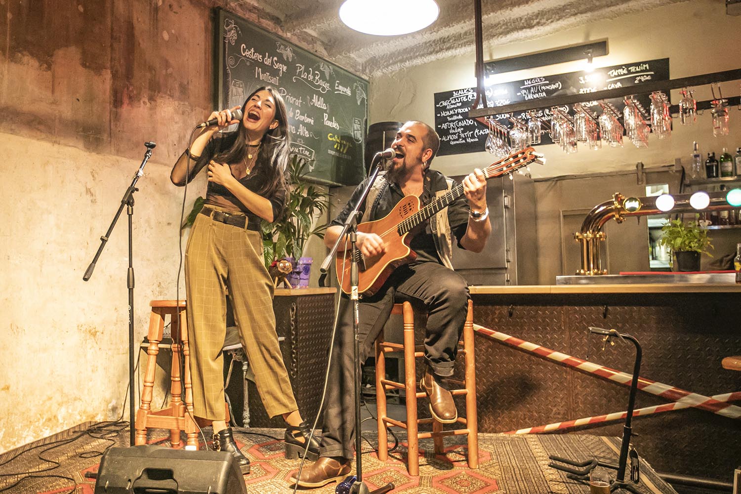 OTROS ESCENARIOS POSIBLESICULT29-11-2020DUO DE LA CARMELABAR SAGRADES TANNINESBARCELONADANI FELICES GUITARRAVOZ QUERALT LAHOZFOTO MARTI FRADERA