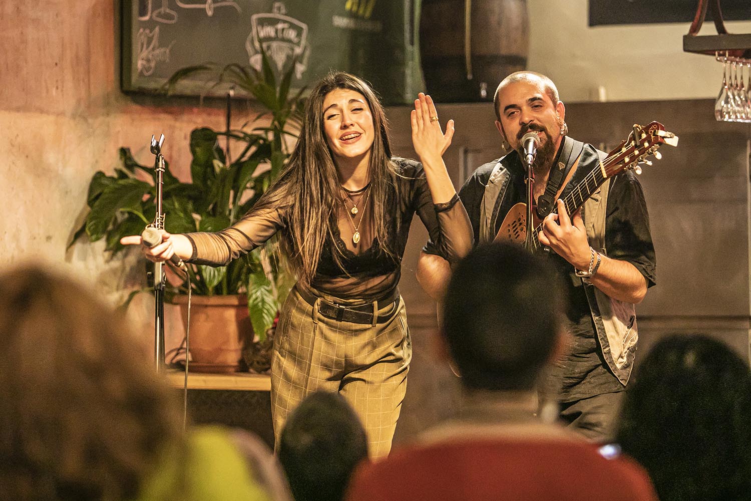 OTROS ESCENARIOS POSIBLESICULT29-11-2020DUO DE LA CARMELABAR SAGRADES TANNINESBARCELONADANI FELICES GUITARRAVOZ QUERALT LAHOZFOTO MARTI FRADERA