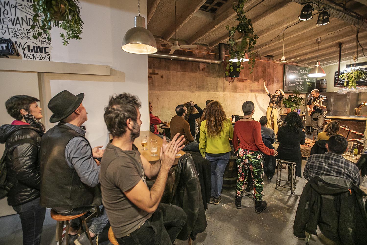 OTROS ESCENARIOS POSIBLESICULT29-11-2020DUO DE LA CARMELABAR SAGRADES TANNINESBARCELONADANI FELICES GUITARRAVOZ QUERALT LAHOZFOTO MARTI FRADERA