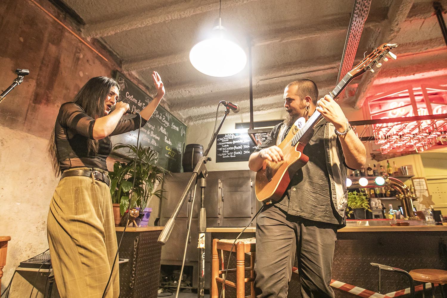 OTROS ESCENARIOS POSIBLES
ICULT
29-11-2020

DUO DE LA CARMELA
BAR SAGRADES TANNINES
BARCELONA

DANI FELICES GUITARRA
VOZ QUERALT LAHOZ

FOTO MARTI FRADERA