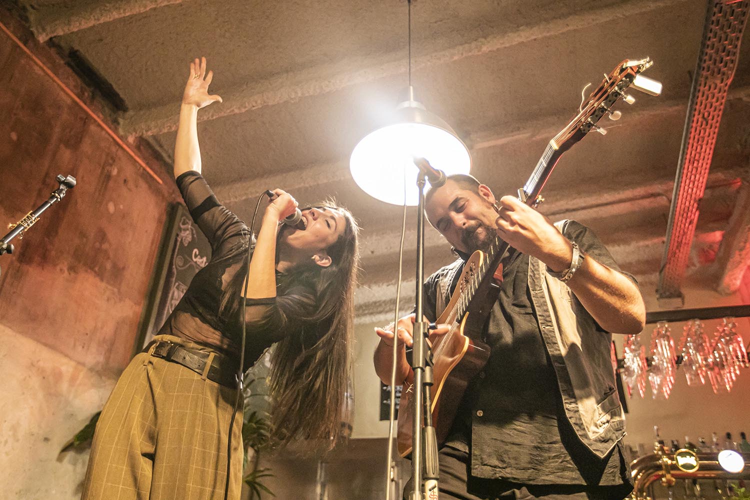 OTROS ESCENARIOS POSIBLESICULT29-11-2020DUO DE LA CARMELABAR SAGRADES TANNINESBARCELONADANI FELICES GUITARRAVOZ QUERALT LAHOZFOTO MARTI FRADERA