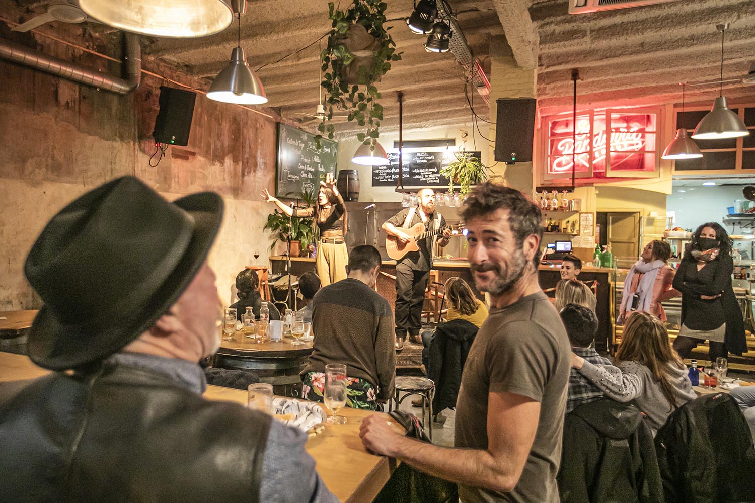 OTROS ESCENARIOS POSIBLESICULT29-11-2020DUO DE LA CARMELABAR SAGRADES TANNINESBARCELONADANI FELICES GUITARRAVOZ QUERALT LAHOZFOTO MARTI FRADERA