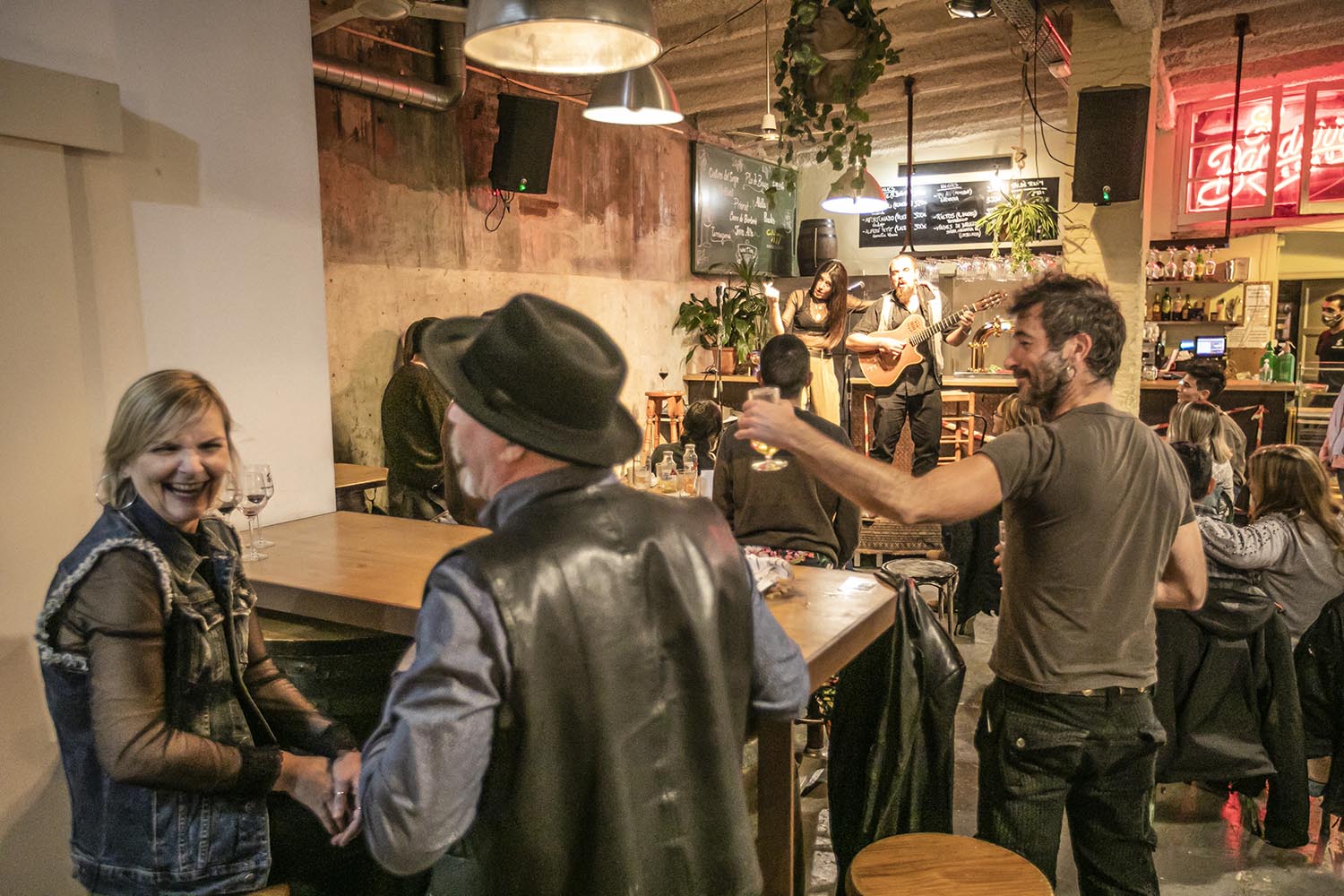 OTROS ESCENARIOS POSIBLESICULT29-11-2020DUO DE LA CARMELABAR SAGRADES TANNINESBARCELONADANI FELICES GUITARRAVOZ QUERALT LAHOZFOTO MARTI FRADERA