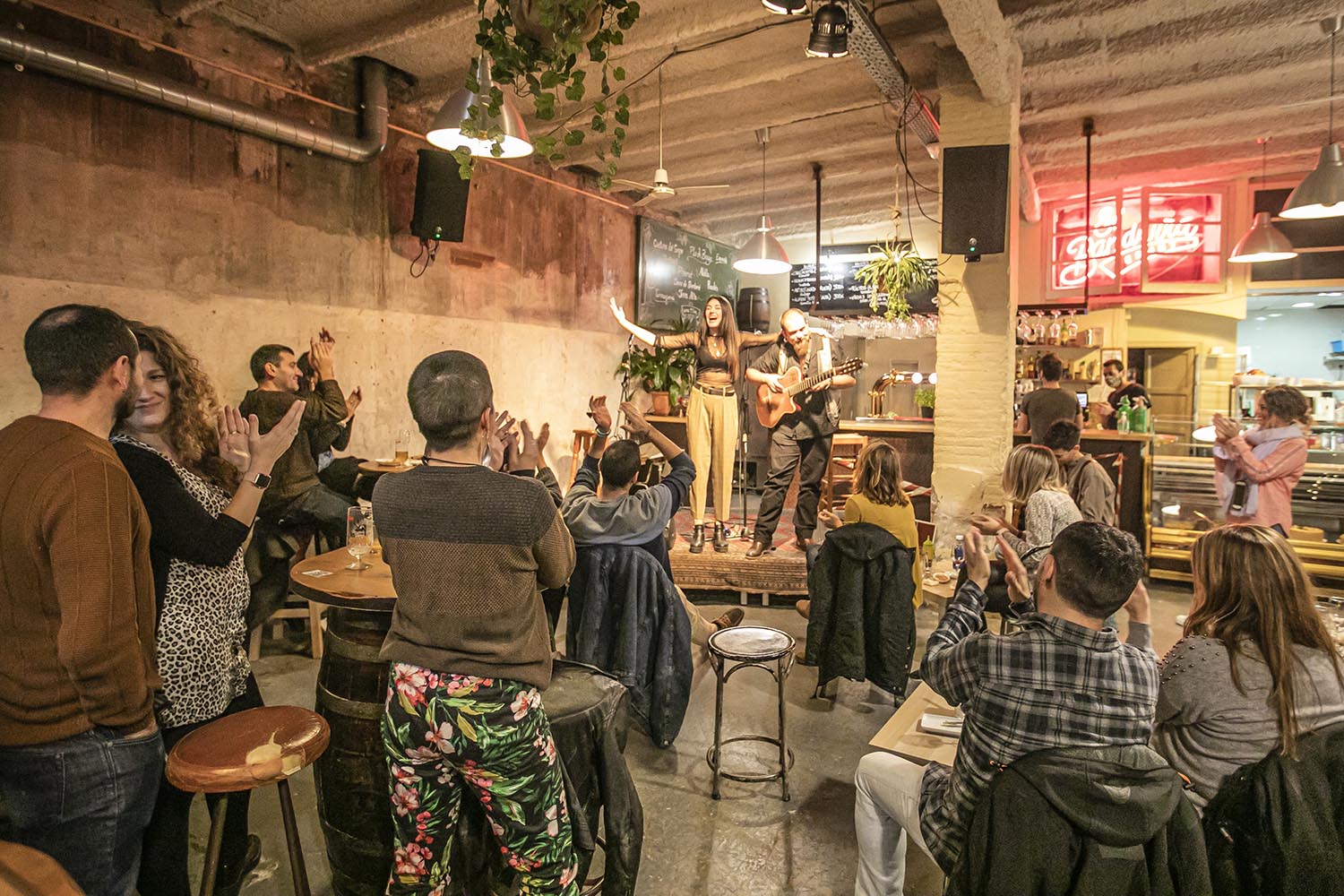 OTROS ESCENARIOS POSIBLESICULT29-11-2020DUO DE LA CARMELABAR SAGRADES TANNINESBARCELONADANI FELICES GUITARRAVOZ QUERALT LAHOZFOTO MARTI FRADERA