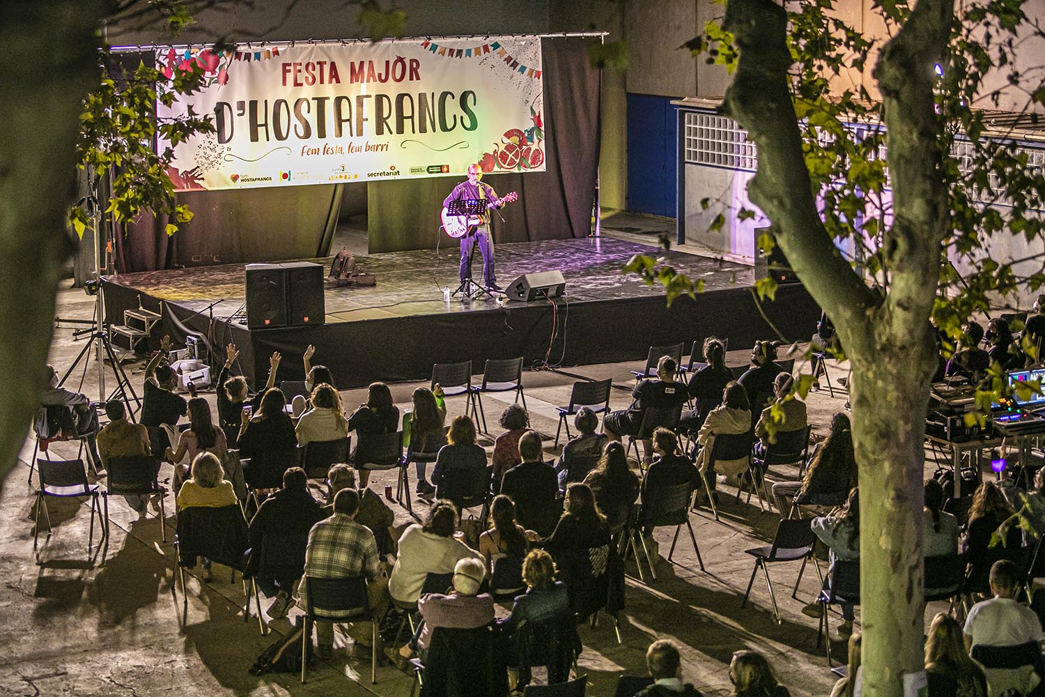 ICULT
02-10-2020

ACTUACION MIQUEL DEL ROIG EN EL PATI DEL CASINET DE HOSTAFRANCS DENTRO DE LA FIESTA MAYOR DEL BARRIO

FOTO MARTI FRADERA