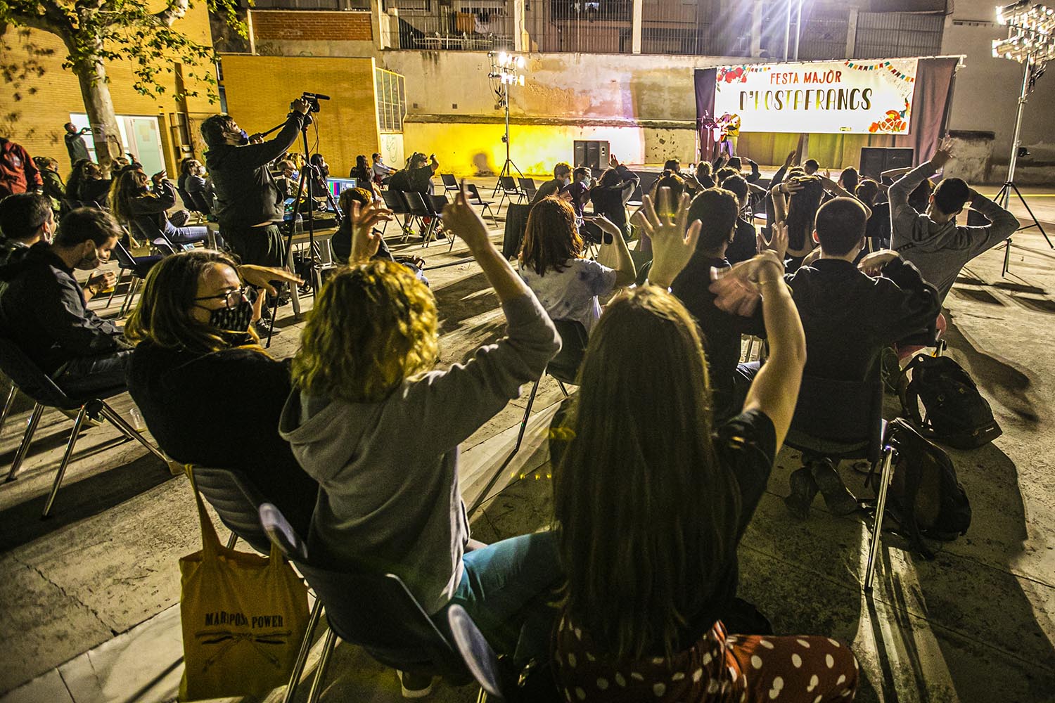 ICULT
02-10-2020

ACTUACION MIQUEL DEL ROIG EN EL PATI DEL CASINET DE HOSTAFRANCS DENTRO DE LA FIESTA MAYOR DEL BARRIO

FOTO MARTI FRADERA