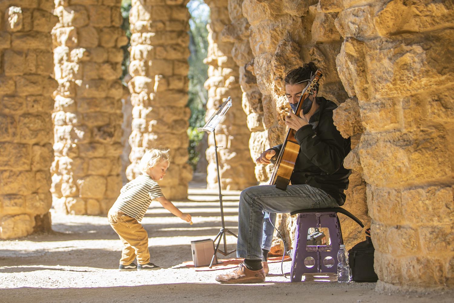 ICULT
OTROS ESCENARIOS POSIBLES
31-10-2020
OMAR MORALES
ACTUACION GUITARRA CLASICA EN EL PARK GUELL DE BARCELONA
FOTO MARTI FRADERA