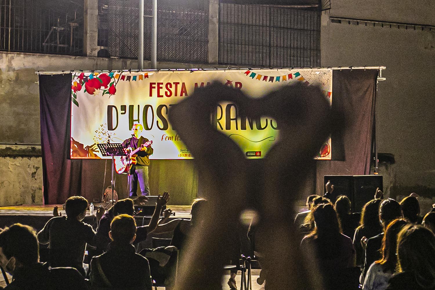 ICULT
02-10-2020

ACTUACION MIQUEL DEL ROIG EN EL PATI DEL CASINET DE HOSTAFRANCS DENTRO DE LA FIESTA MAYOR DEL BARRIO

FOTO MARTI FRADERA