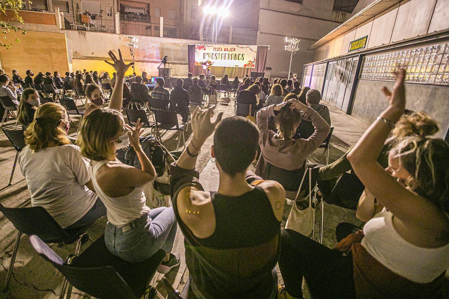 ICULT
02-10-2020

ACTUACION MIQUEL DEL ROIG EN EL PATI DEL CASINET DE HOSTAFRANCS DENTRO DE LA FIESTA MAYOR DEL BARRIO

FOTO MARTI FRADERA