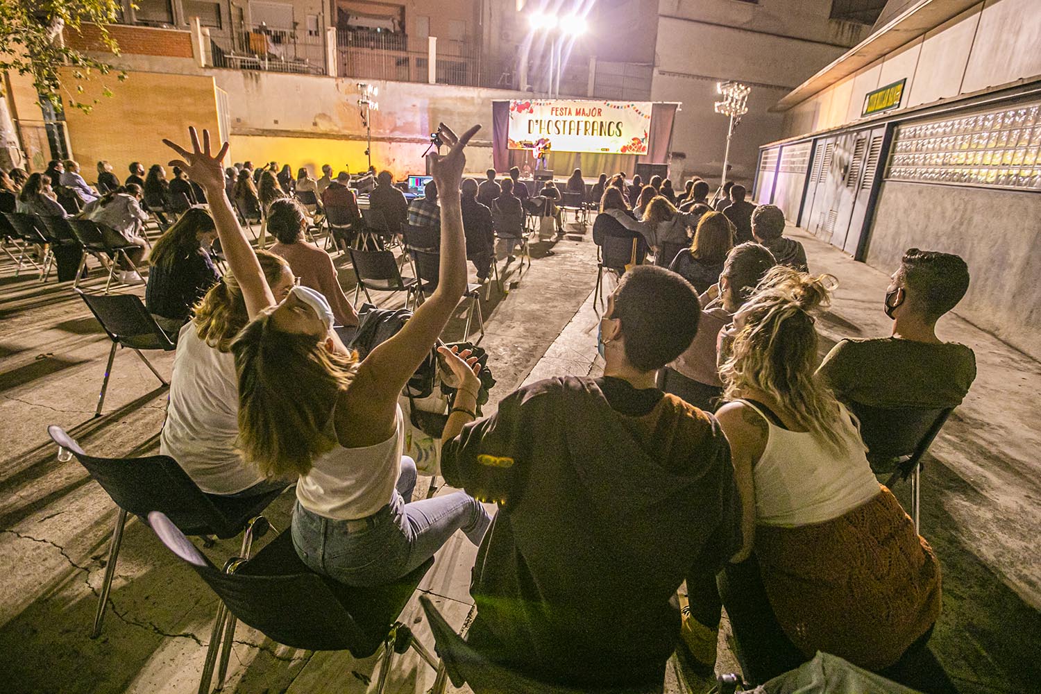 ICULT
02-10-2020

ACTUACION MIQUEL DEL ROIG EN EL PATI DEL CASINET DE HOSTAFRANCS DENTRO DE LA FIESTA MAYOR DEL BARRIO

FOTO MARTI FRADERA