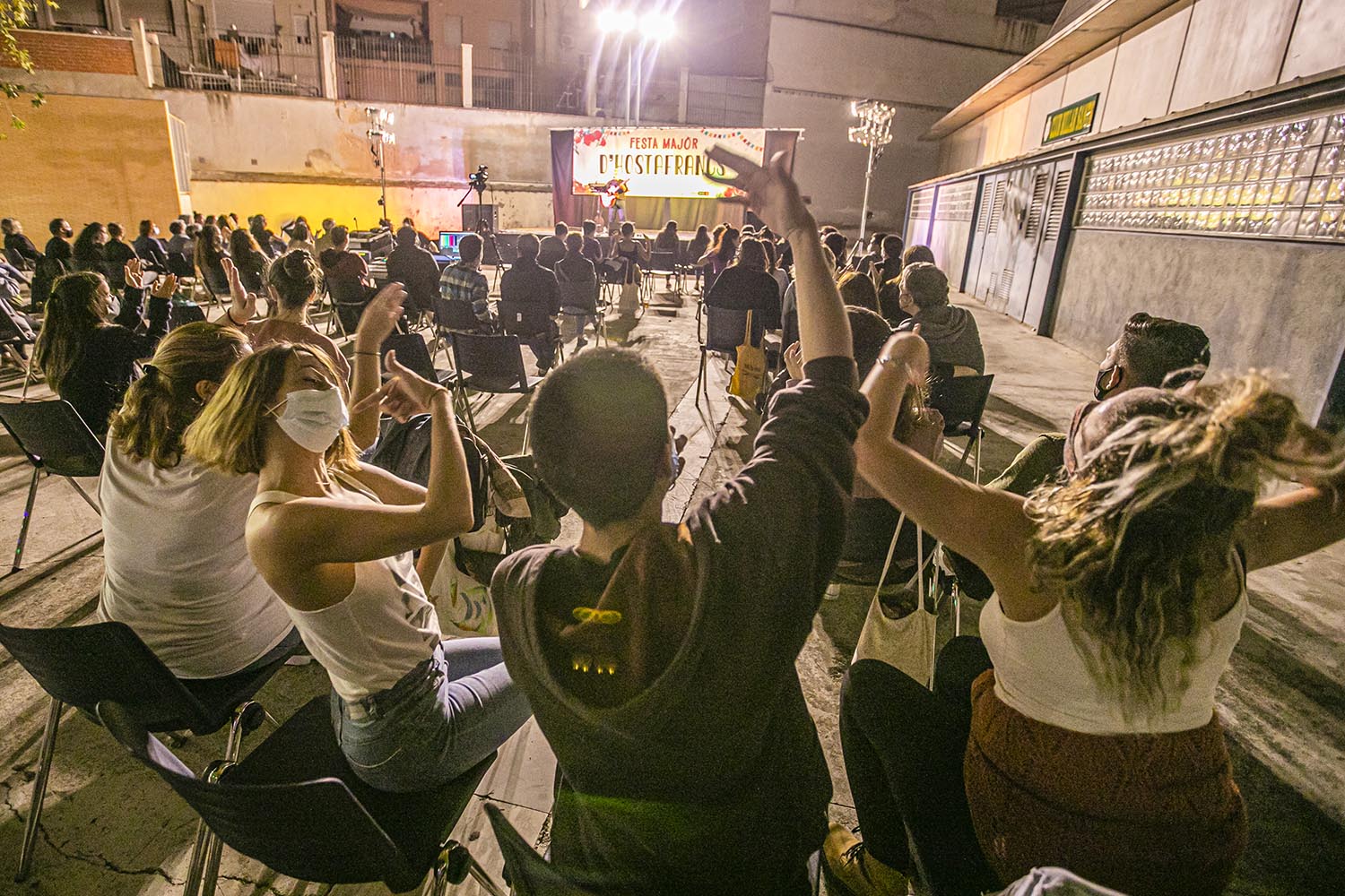 ICULT
02-10-2020

ACTUACION MIQUEL DEL ROIG EN EL PATI DEL CASINET DE HOSTAFRANCS DENTRO DE LA FIESTA MAYOR DEL BARRIO

FOTO MARTI FRADERA