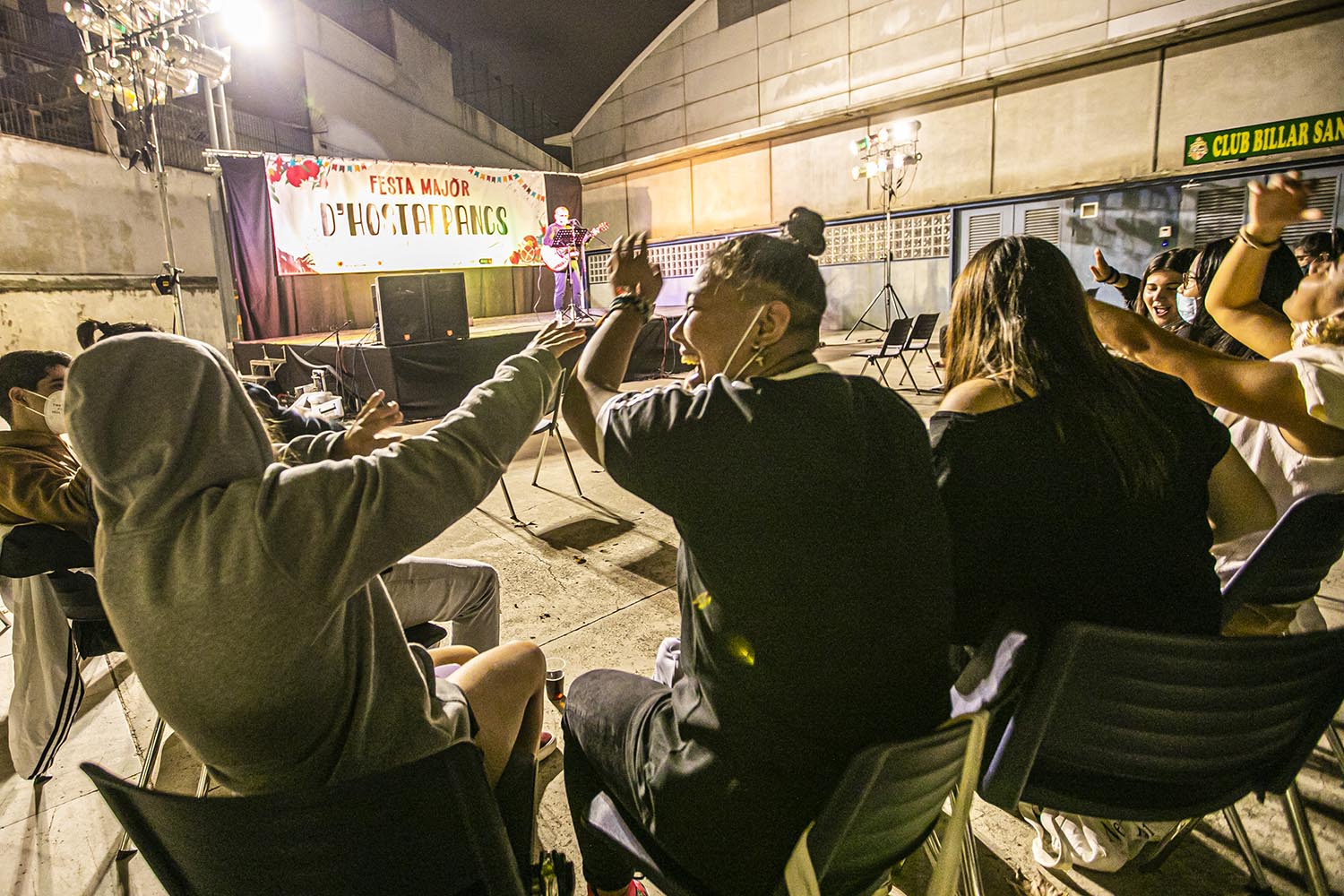 ICULT
02-10-2020

ACTUACION MIQUEL DEL ROIG EN EL PATI DEL CASINET DE HOSTAFRANCS DENTRO DE LA FIESTA MAYOR DEL BARRIO

FOTO MARTI FRADERA