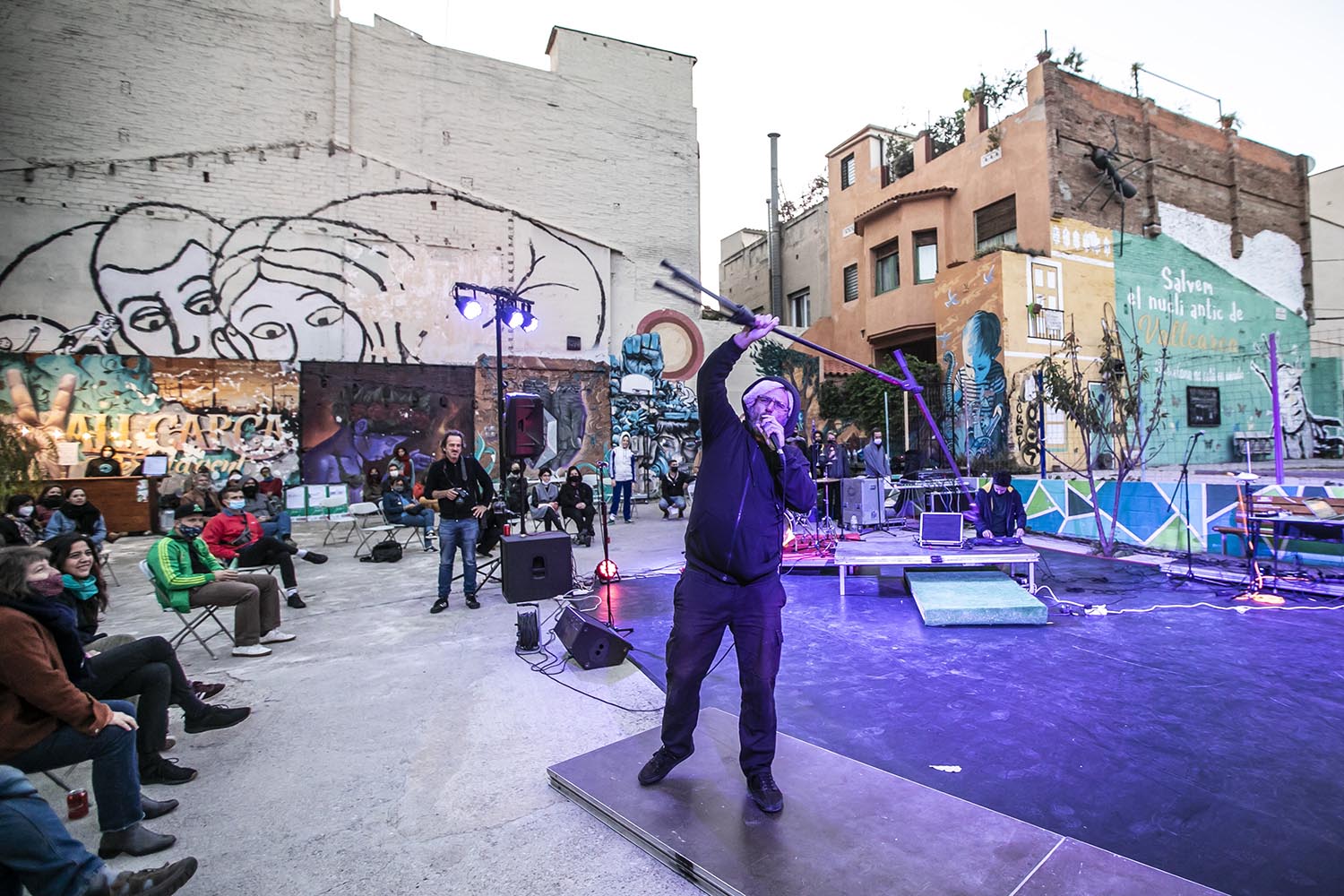 OTROS ESCENARIOS ICULT03-10-2020THE EXPLORING FEST : HAPPENING DE POESIA , MUSICA Y DANZA EN UN SOLAR DE VALLCARCACARRER FARIGOLA 14 BARCELONAFOTO MARTI FRADERA