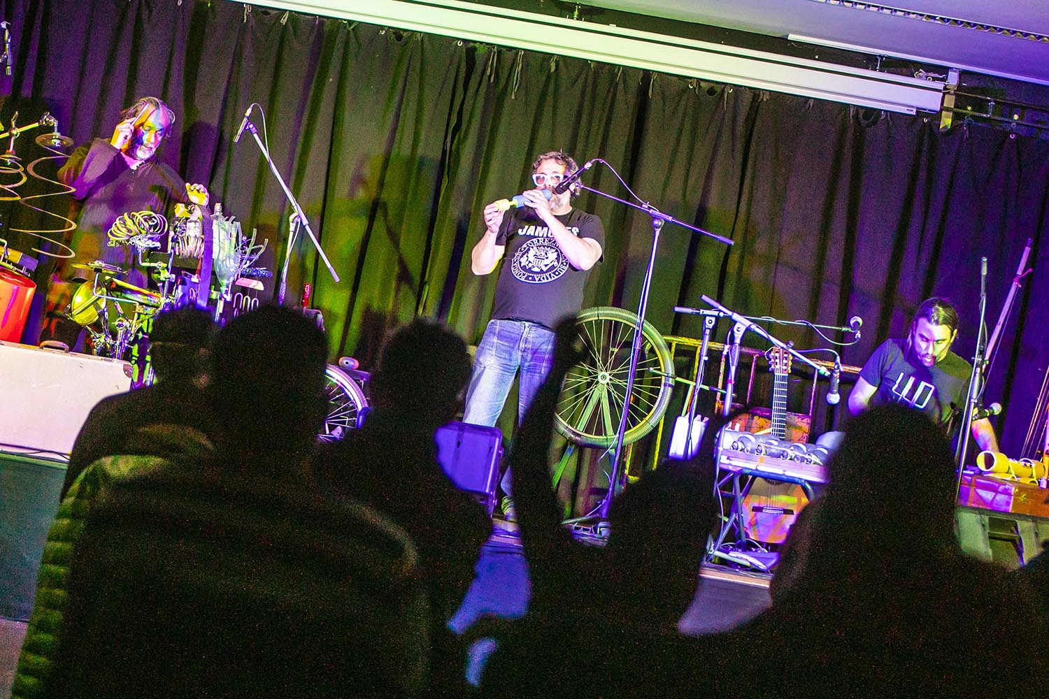 ICULTOTROS ESCENARIOS POSIBLES19-12-2020ACTUACION ORQUESTA REUSONICA TRIO EN EL CENTRE CIVIC TEIXONERA EN BARCELONACICLO BARCELONA DISTRICTE CULTURALRocco Papía: Guitarra de 7 cuerdas, "Cuerdas ReuSónicas", vozXavi Lozano: "Vientos ReuSónicos" y tradicionales, vozAntonio Sánchez Barranco: "Percusiones ReuSónicas" y tradicionales, vozFOTO MARTI FRADERA