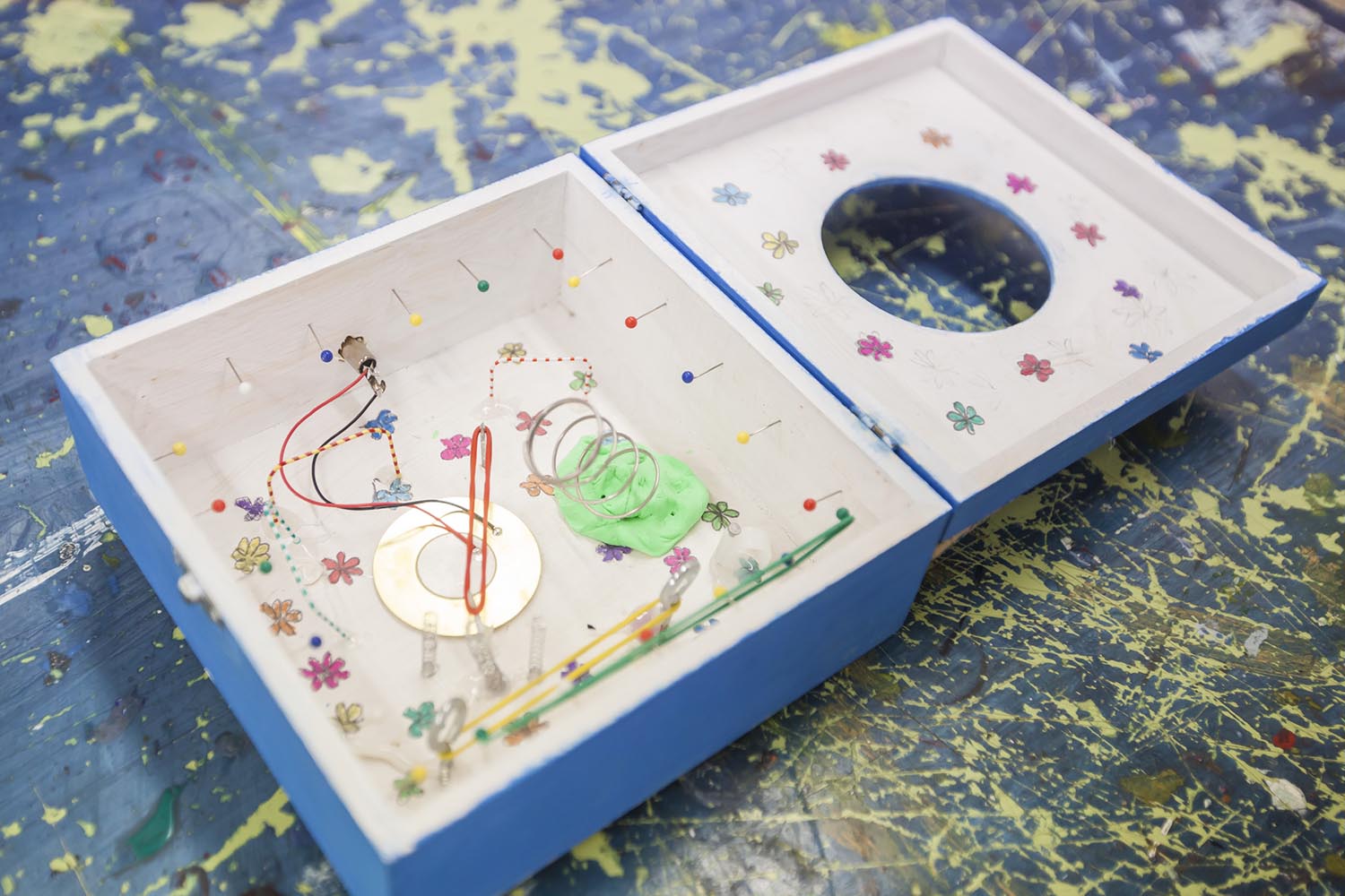 ICULT OTROS ESCENARIOS POSIBLES13-03-2019CLASES DE MUSICA DONDE LOS ALUMNOS APRENDEN A CREAR SINTETIZADORES ELECTRONICOS MUSICALES QUE GENERAN FRECUENCIAS SONORASINSTITUTO VALL D'HEBRON BARCELONAFOTO MARTI FRADERA