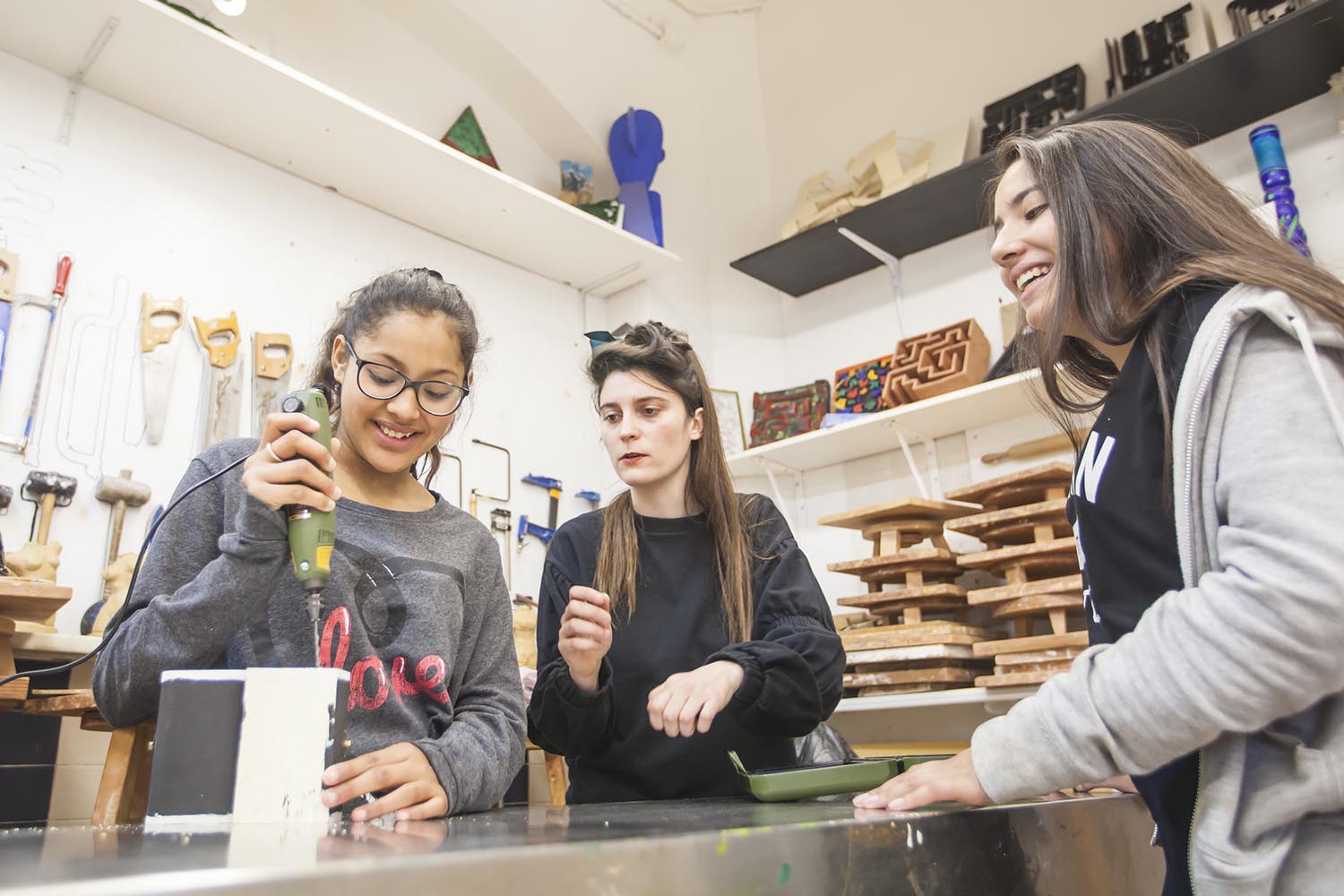 ICULT OTROS ESCENARIOS POSIBLES13-03-2019CLASES DE MUSICA DONDE LOS ALUMNOS APRENDEN A CREAR SINTETIZADORES ELECTRONICOS MUSICALES QUE GENERAN FRECUENCIAS SONORASINSTITUTO VALL D'HEBRON BARCELONAFOTO MARTI FRADERA