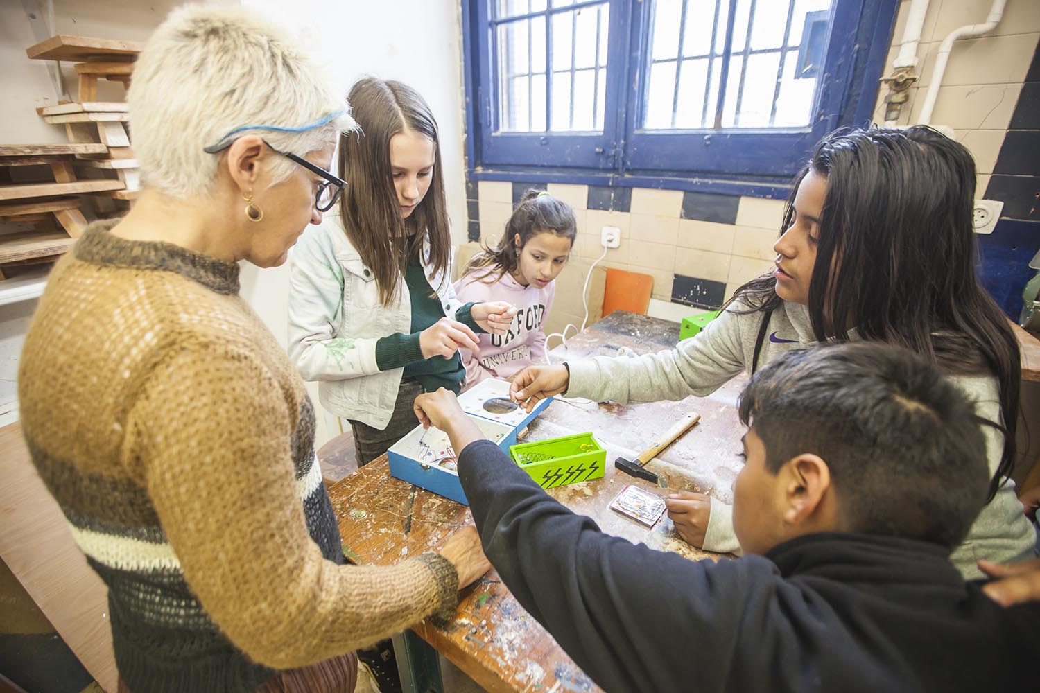 ICULT OTROS ESCENARIOS POSIBLES13-03-2019CLASES DE MUSICA DONDE LOS ALUMNOS APRENDEN A CREAR SINTETIZADORES ELECTRONICOS MUSICALES QUE GENERAN FRECUENCIAS SONORASINSTITUTO VALL D'HEBRON BARCELONAFOTO MARTI FRADERA