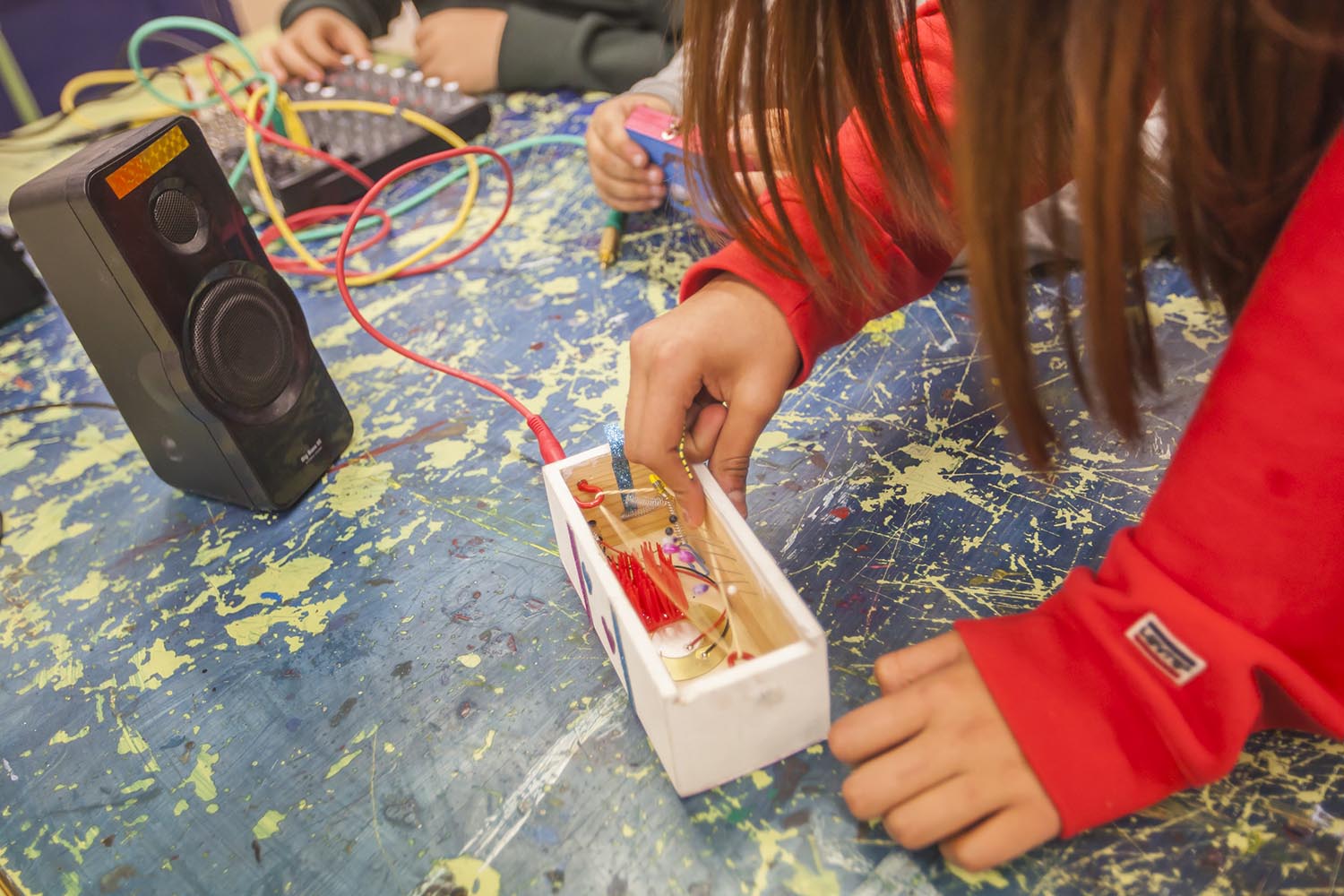 ICULT OTROS ESCENARIOS POSIBLES13-03-2019CLASES DE MUSICA DONDE LOS ALUMNOS APRENDEN A CREAR SINTETIZADORES ELECTRONICOS MUSICALES QUE GENERAN FRECUENCIAS SONORASINSTITUTO VALL D'HEBRON BARCELONAFOTO MARTI FRADERA