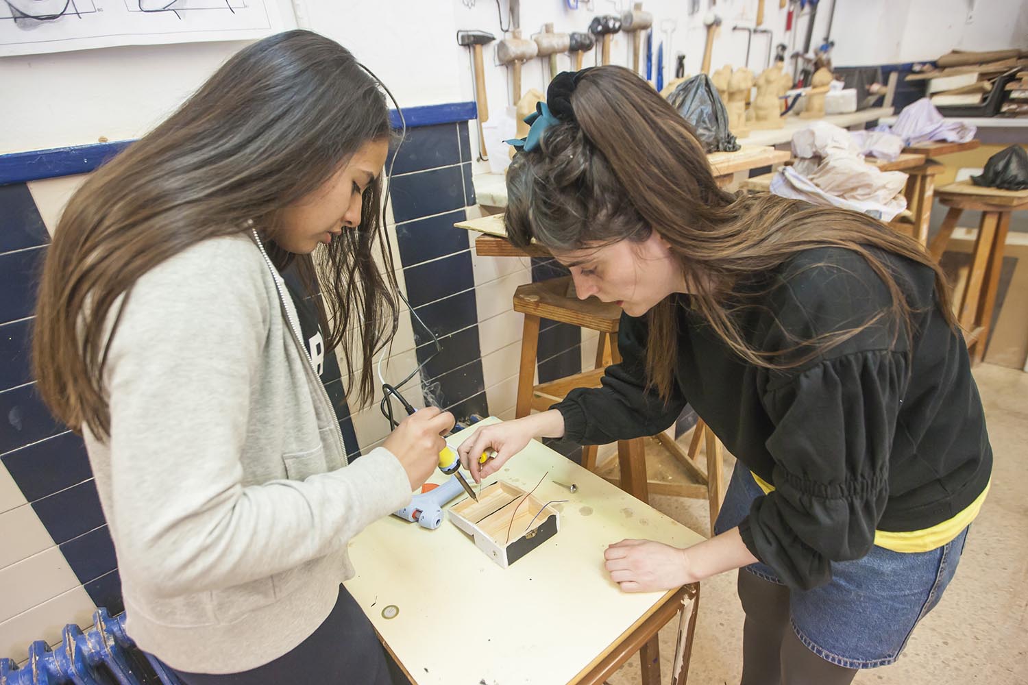 ICULT OTROS ESCENARIOS POSIBLES13-03-2019CLASES DE MUSICA DONDE LOS ALUMNOS APRENDEN A CREAR SINTETIZADORES ELECTRONICOS MUSICALES QUE GENERAN FRECUENCIAS SONORASINSTITUTO VALL D'HEBRON BARCELONAFOTO MARTI FRADERA