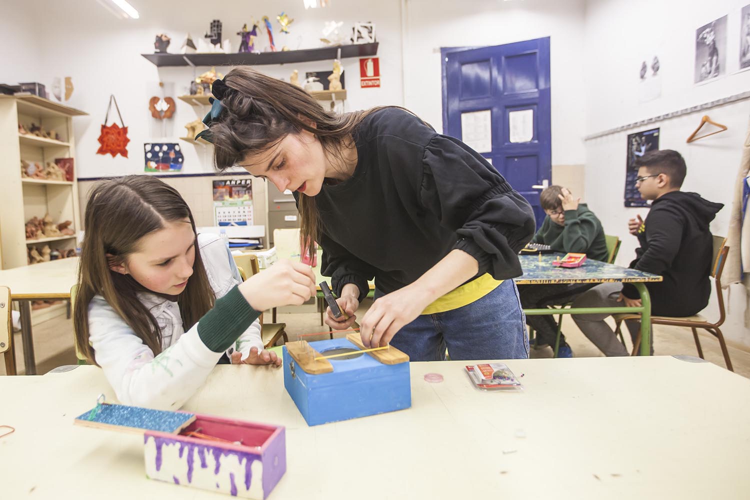 ICULT OTROS ESCENARIOS POSIBLES13-03-2019CLASES DE MUSICA DONDE LOS ALUMNOS APRENDEN A CREAR SINTETIZADORES ELECTRONICOS MUSICALES QUE GENERAN FRECUENCIAS SONORASINSTITUTO VALL D'HEBRON BARCELONAFOTO MARTI FRADERA