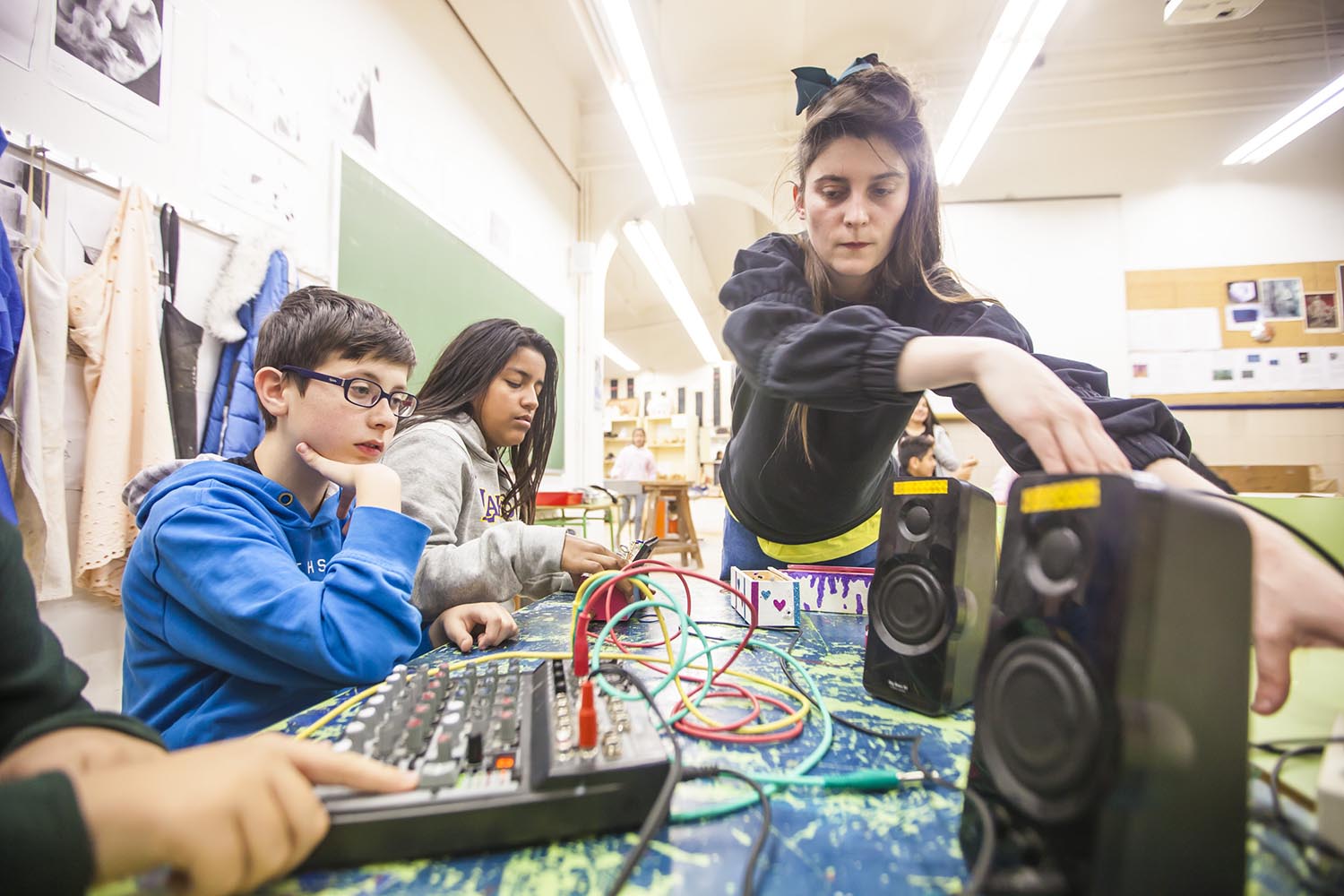 ICULT OTROS ESCENARIOS POSIBLES13-03-2019CLASES DE MUSICA DONDE LOS ALUMNOS APRENDEN A CREAR SINTETIZADORES ELECTRONICOS MUSICALES QUE GENERAN FRECUENCIAS SONORASINSTITUTO VALL D'HEBRON BARCELONAFOTO MARTI FRADERA