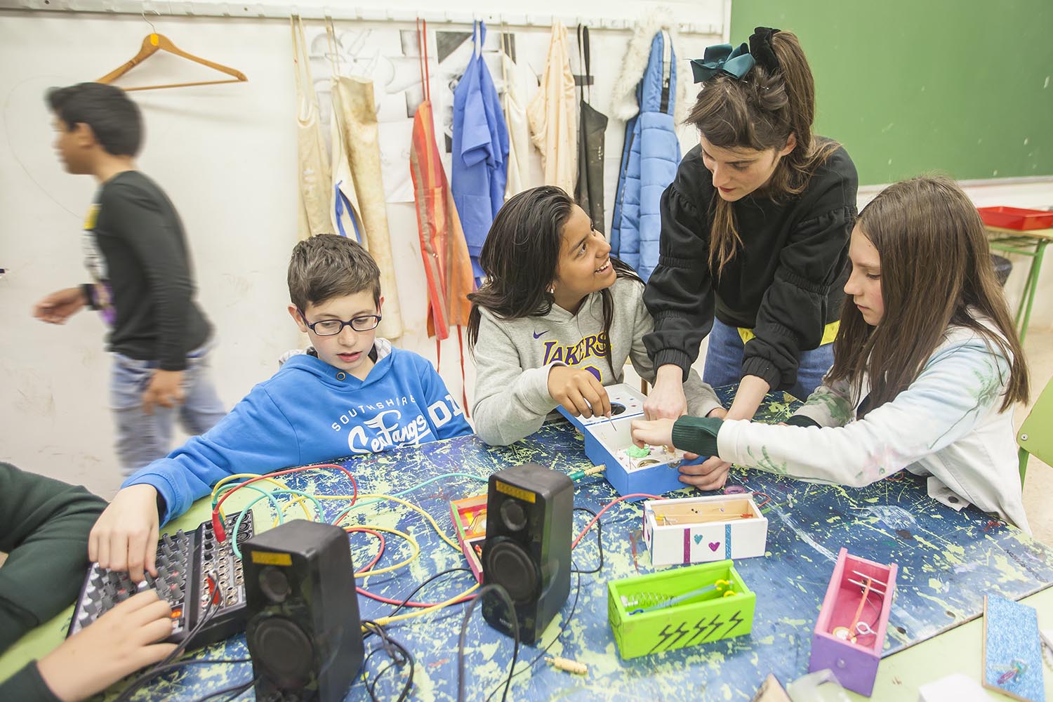 ICULT OTROS ESCENARIOS POSIBLES13-03-2019CLASES DE MUSICA DONDE LOS ALUMNOS APRENDEN A CREAR SINTETIZADORES ELECTRONICOS MUSICALES QUE GENERAN FRECUENCIAS SONORASINSTITUTO VALL D'HEBRON BARCELONAFOTO MARTI FRADERA