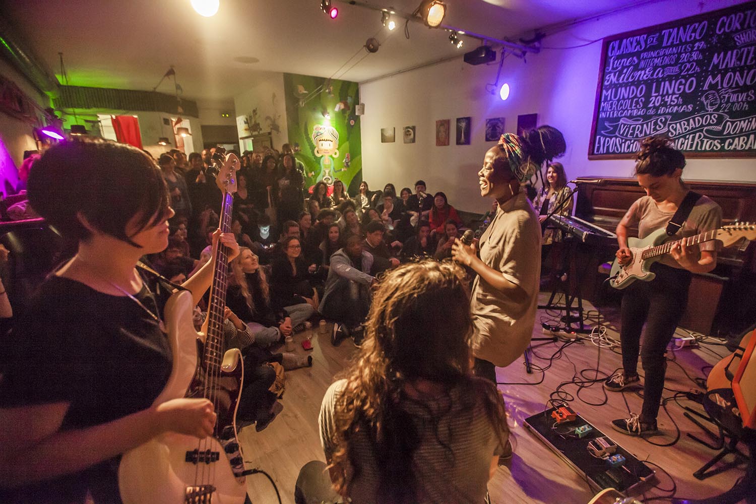 ICULTINUSUAL PROJECT EN CALLE PALOMA 5 EN EL RAVAL BARCELONAJAM SESSION EXCLUSIVA PARA MUJERESFOTO MARTI FRADERA