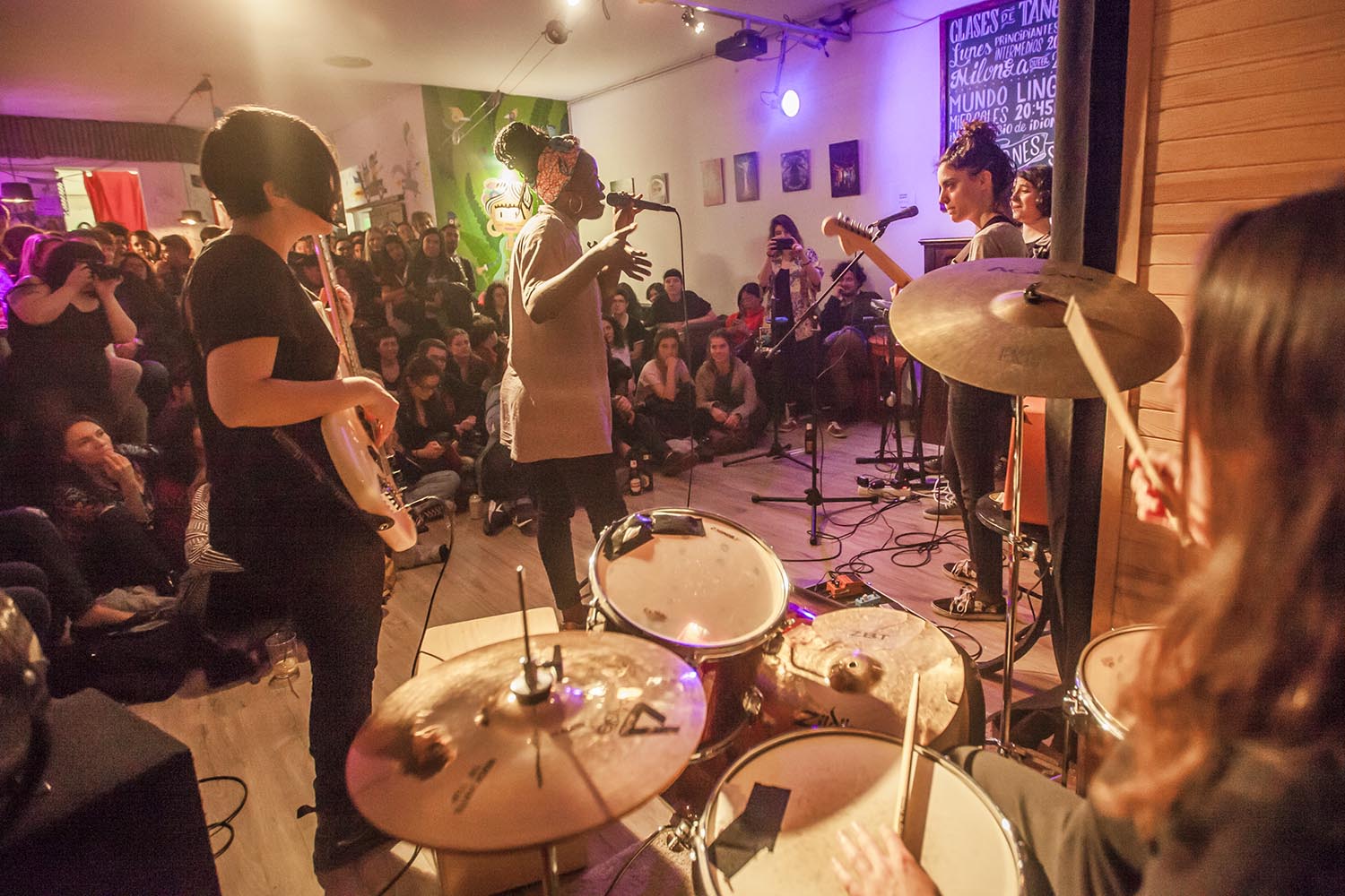 ICULTINUSUAL PROJECT EN CALLE PALOMA 5 EN EL RAVAL BARCELONAJAM SESSION EXCLUSIVA PARA MUJERESFOTO MARTI FRADERA