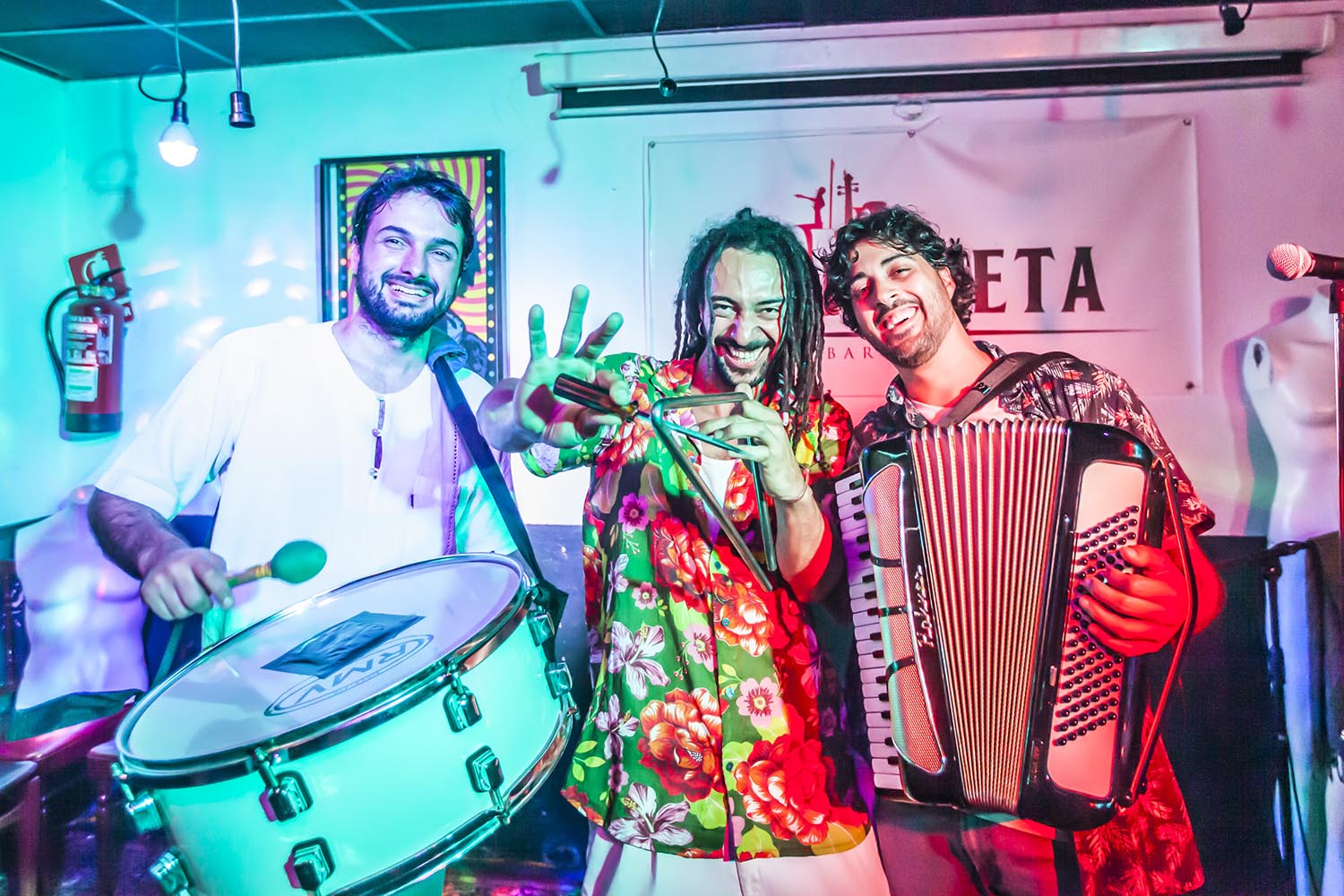ICULT OTROS ESCENARIOS POSIBLES
16-05-2019
ACTUACION GRUPO DE FORRO BRASILEÑO CABRA XAXADO EN EL BAR LA MACETA EN GRACIA BARCELONA
FOTO MARTI FRADERA