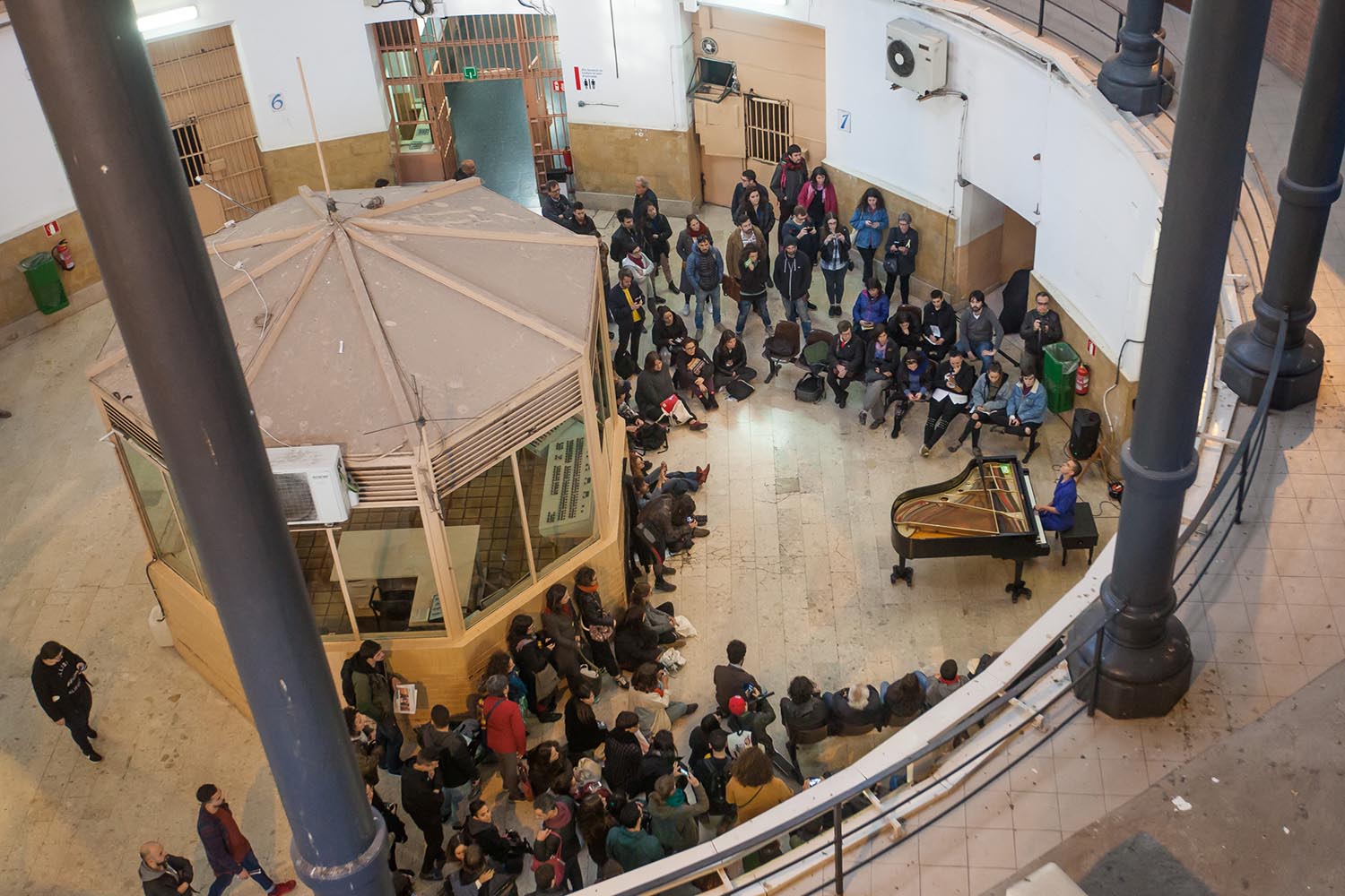 POLITICA
OTROS ESCENARIOS POSIBLES

VEUS EMMORDASSADES - VOCES AMORDAZADAS
PRISION MODEL MODELO DE BARCELONA
LA LIBERTAD DE EXPRESION EN LA PRISION
NO CALLAREM

CONCIERTO  DE PIANO SOLO
CLARA PEYA
COLABORACION VALTONYC

FOTO MARTI FRADERA