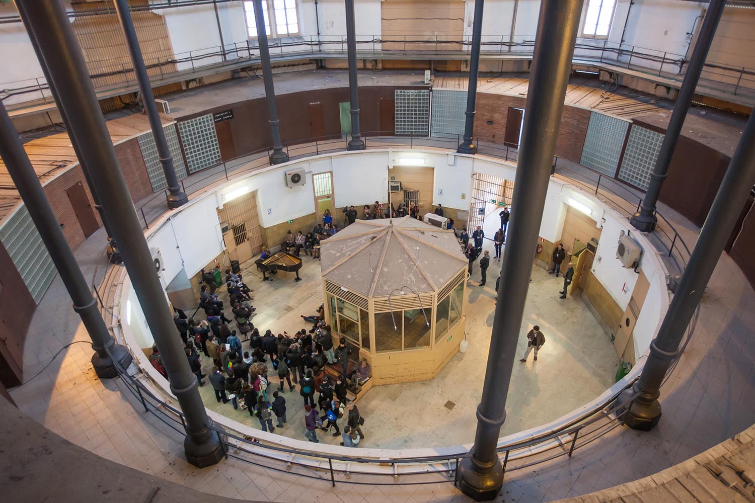 POLITICAOTROS ESCENARIOS POSIBLESVEUS EMMORDASSADES - VOCES AMORDAZADASPRISION MODEL MODELO DE BARCELONALA LIBERTAD DE EXPRESION EN LA PRISIONNO CALLAREMCONCIERTO  DE PIANO SOLOCLARA PEYACOLABORACION VALTONYCFOTO MARTI FRADERA