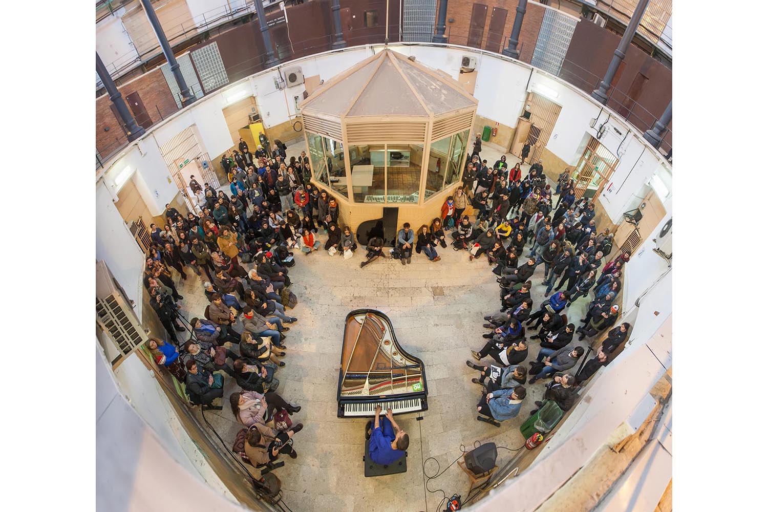 POLITICAOTROS ESCENARIOS POSIBLES-- FOTOMONTAJE = PANORAMICA --VEUS EMMORDASSADES - VOCES AMORDAZADASPRISION MODEL MODELO DE BARCELONALA LIBERTAD DE EXPRESION EN LA PRISIONNO CALLAREMCONCIERTO  DE PIANO SOLOCLARA PEYACOLABORACION VALTONYCFOTO MARTI FRADERA