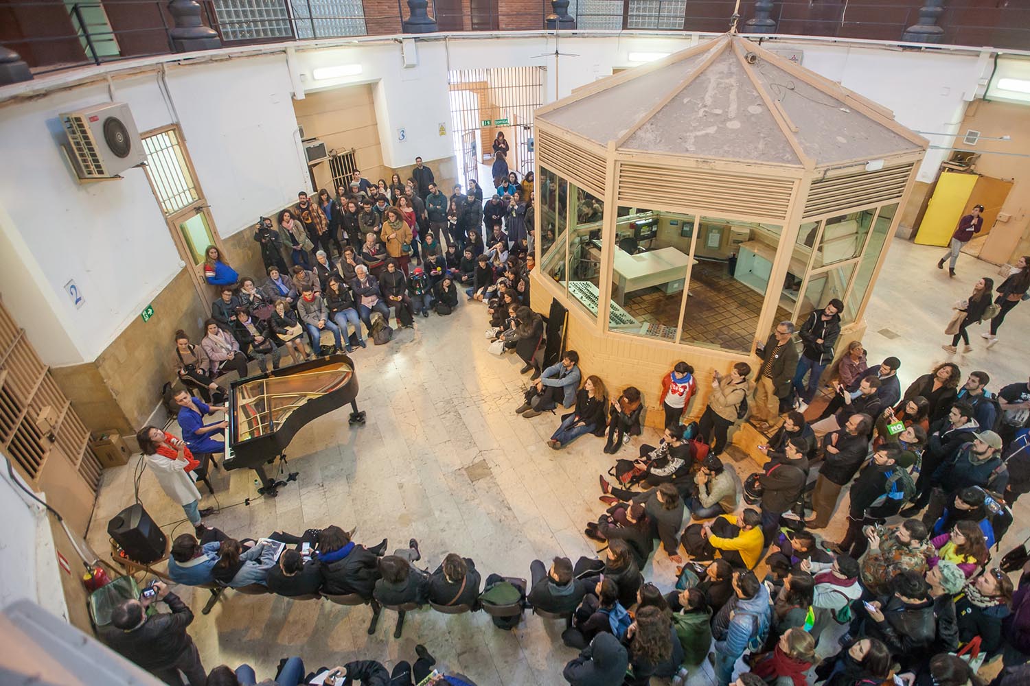 POLITICAOTROS ESCENARIOS POSIBLESVEUS EMMORDASSADES - VOCES AMORDAZADASPRISION MODEL MODELO DE BARCELONALA LIBERTAD DE EXPRESION EN LA PRISIONNO CALLAREMCONCIERTO  DE PIANO SOLOCLARA PEYACOLABORACION VALTONYCFOTO MARTI FRADERA