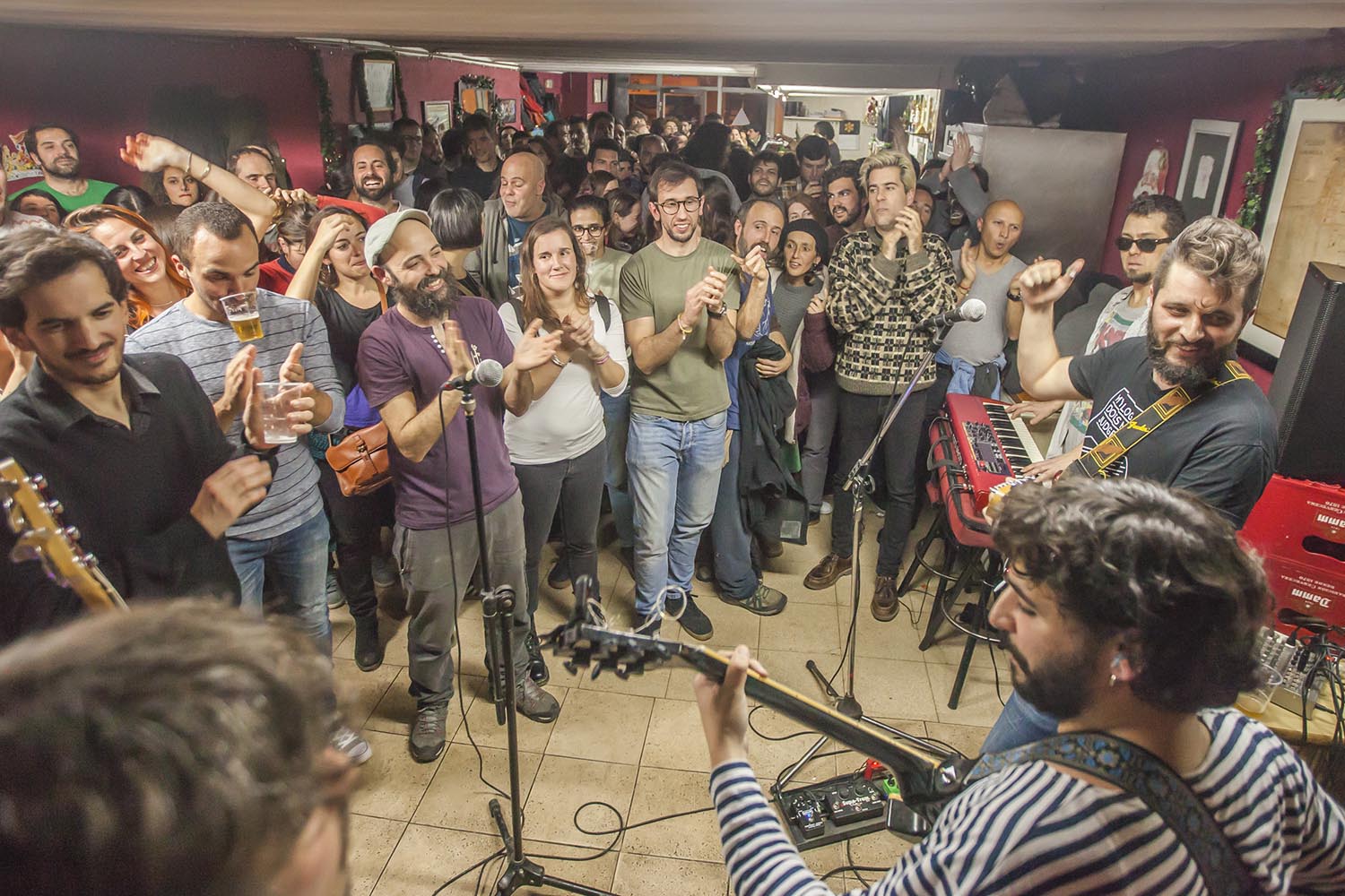 OTROS ESCENARIOS POSIBLES
05-01-2019
JAM GAVIOTERA
JAM SESSION EN LA NOCHE DE REYES EN EL BAR LA GAVIOTA EN GRACIA BARCELONA
FOTO MARTI FRADERA