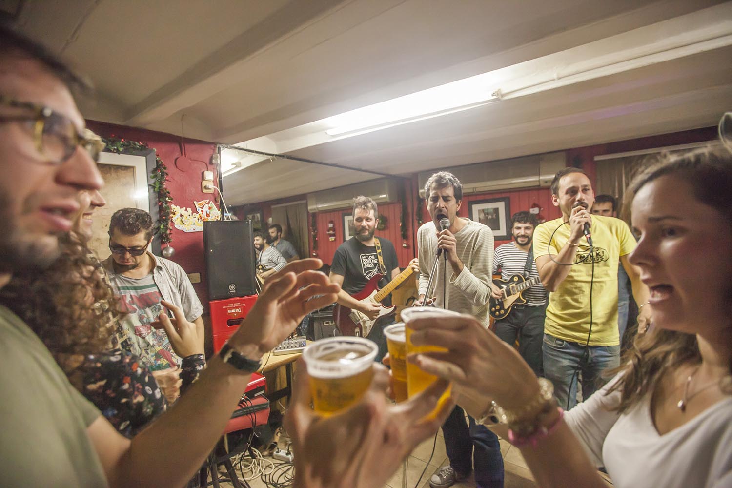 OTROS ESCENARIOS POSIBLES
05-01-2019
JAM GAVIOTERA
JAM SESSION EN LA NOCHE DE REYES EN EL BAR LA GAVIOTA EN GRACIA BARCELONA
FOTO MARTI FRADERA
