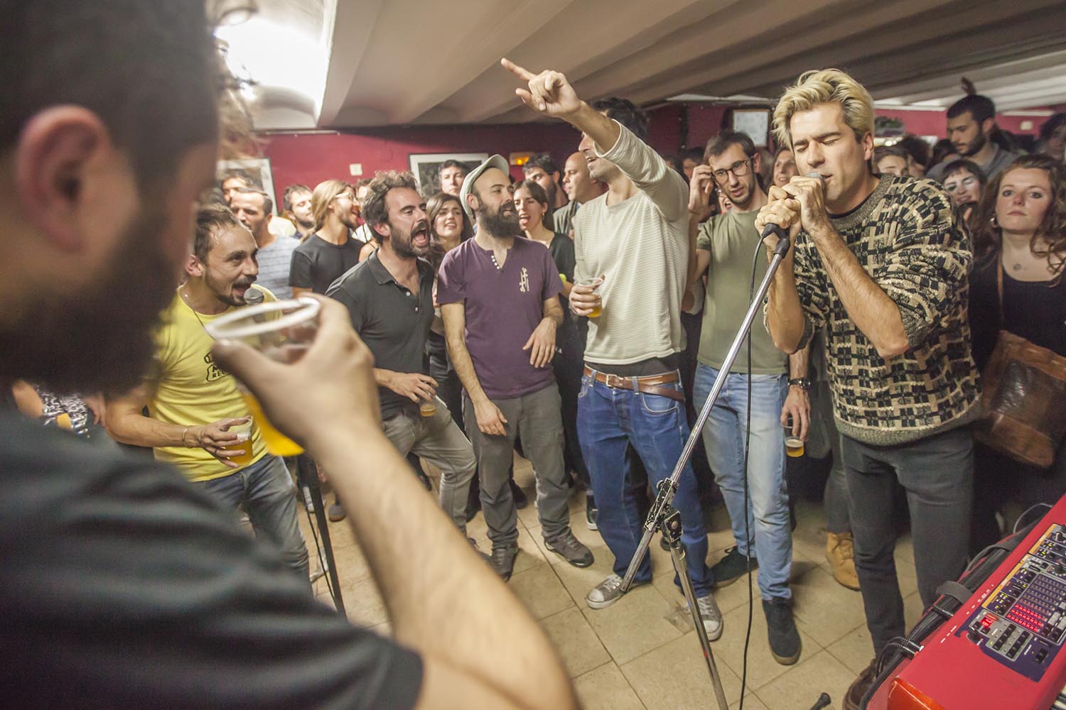 OTROS ESCENARIOS POSIBLES
05-01-2019
JAM GAVIOTERA
JAM SESSION EN LA NOCHE DE REYES EN EL BAR LA GAVIOTA EN GRACIA BARCELONA
FOTO MARTI FRADERA